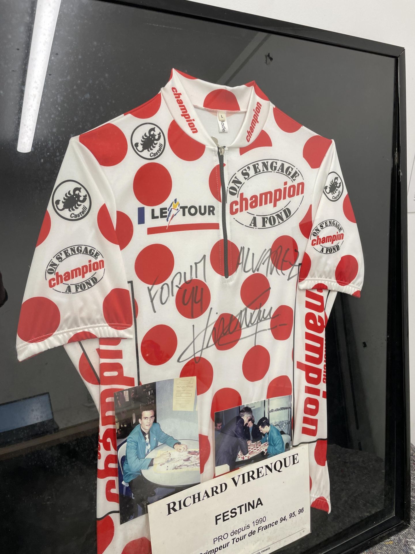 Richard Virenque Framed & Signed On S'engage Champion A Fond Cycling Jersey. Best Climber Tour de Fr