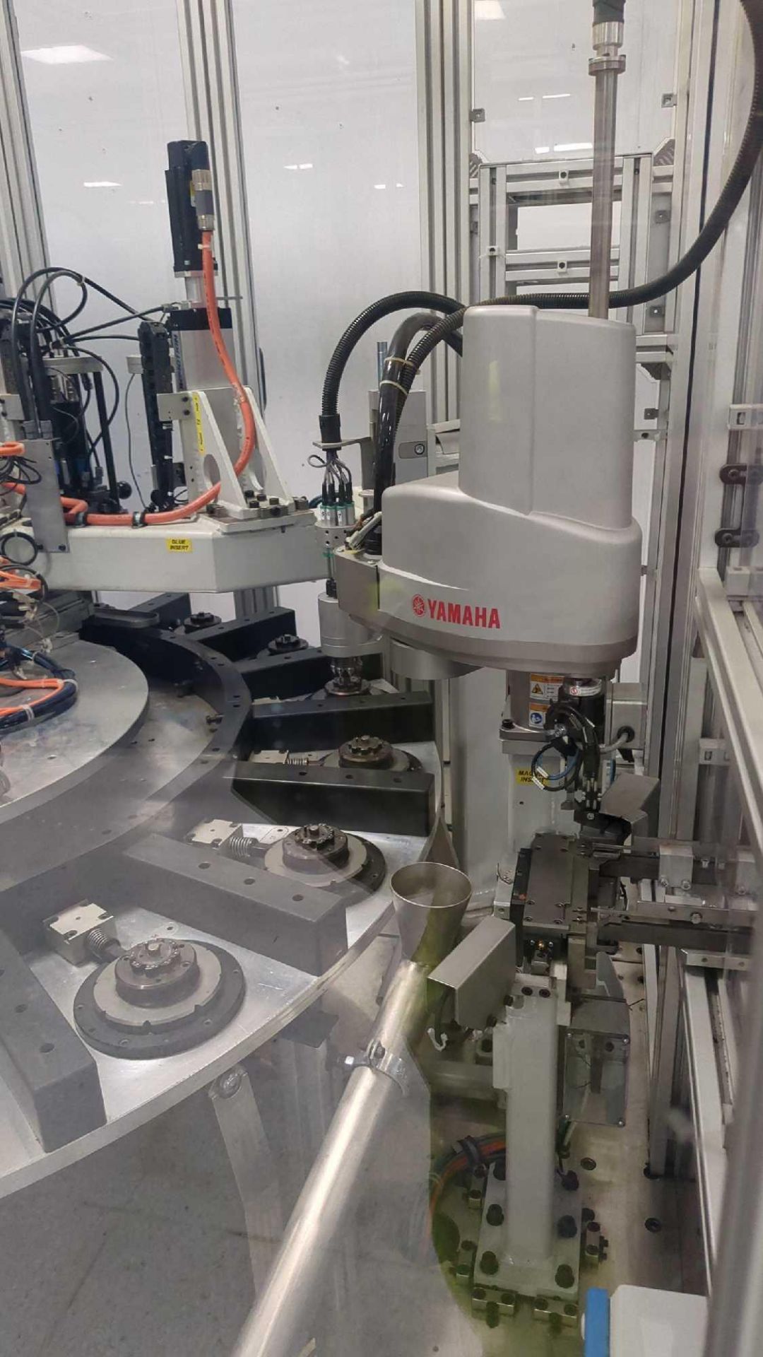 Rotor assembly cellMagnet robot insertion, press, glue dispense and cure Keyence Laser marking - Bild 3 aus 5