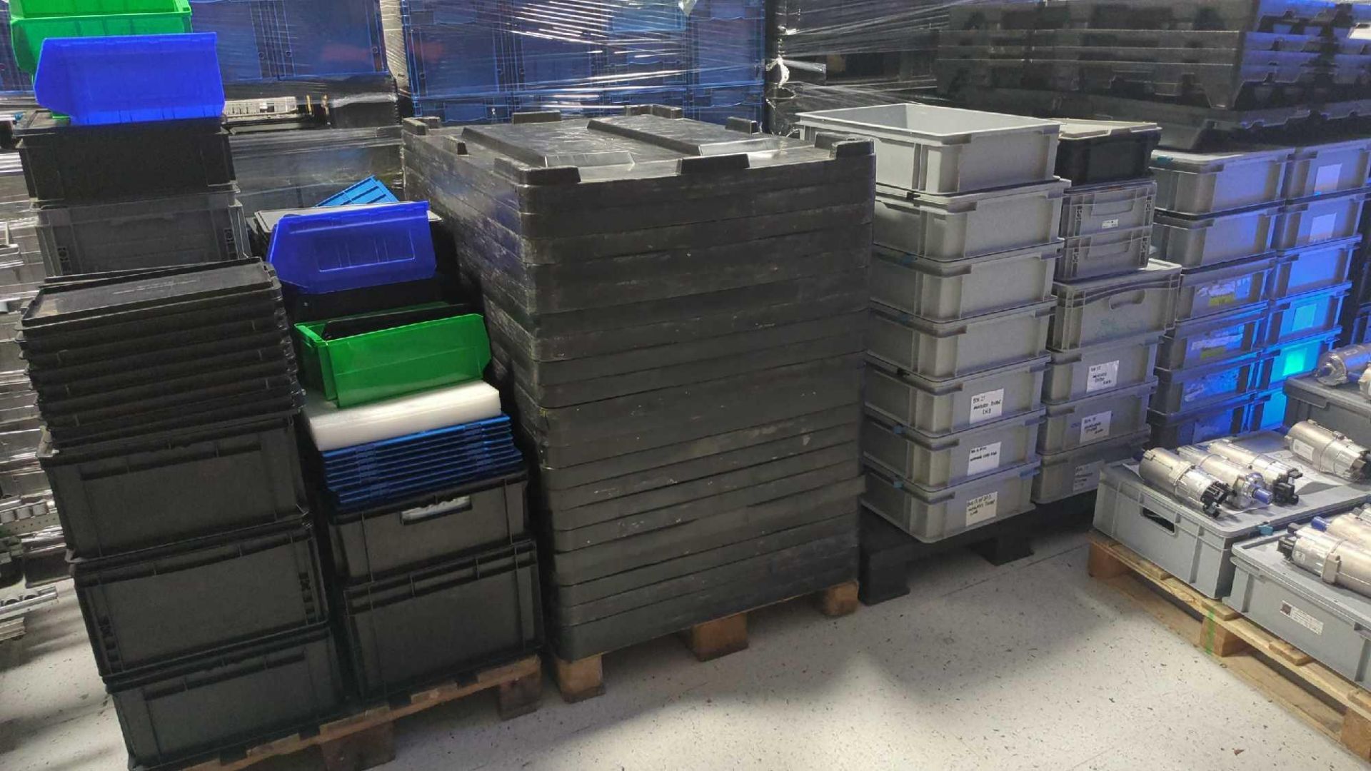 7: Pallets various plastic boxes and lids