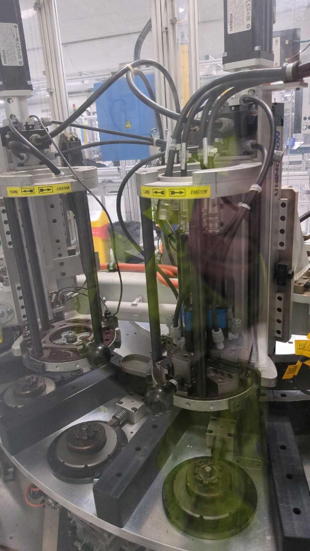 Rotor assembly cellMagnet robot insertion, press, glue dispense and cure Keyence Laser marking - Bild 5 aus 5