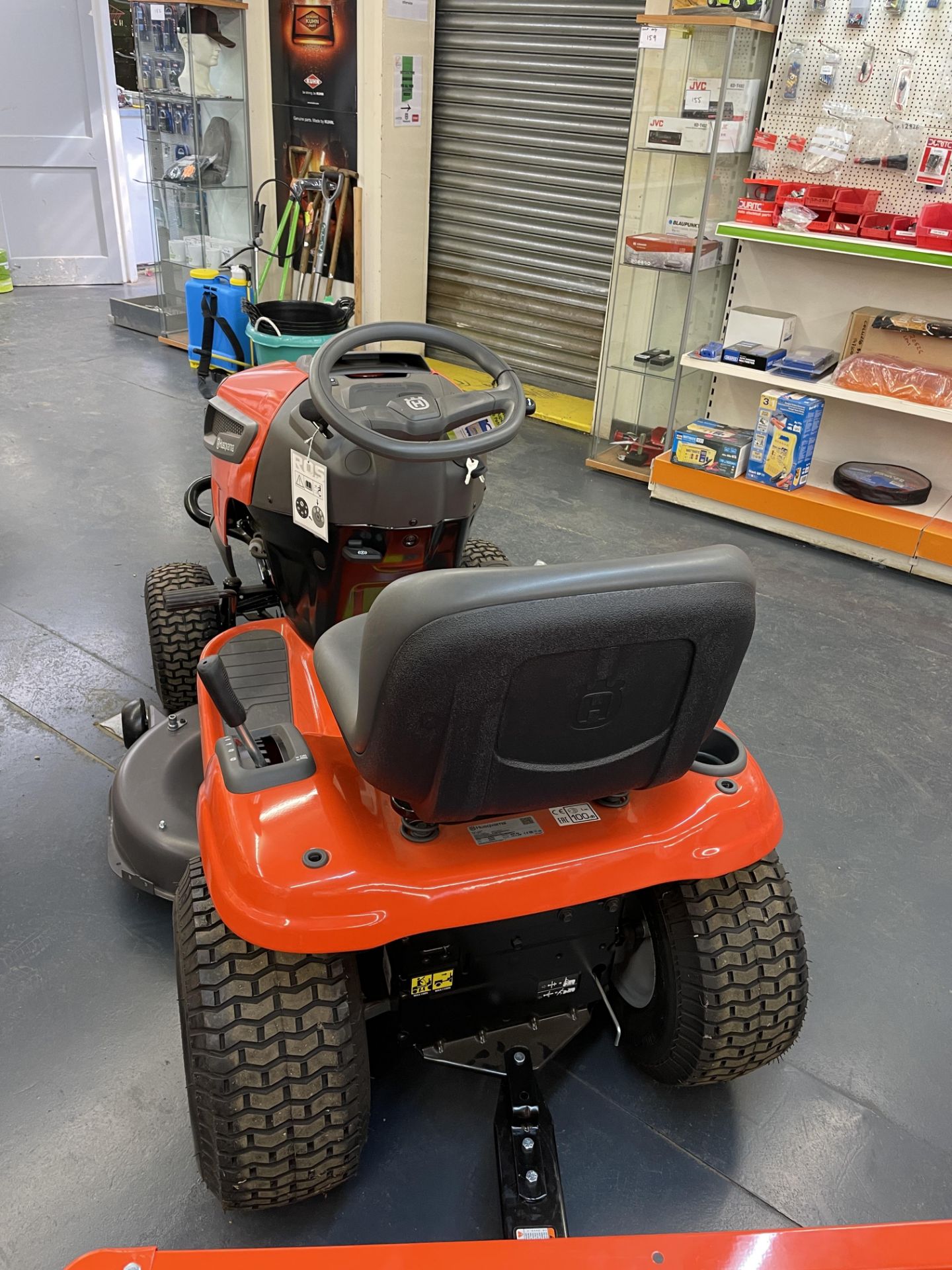 1: Husqvarna TS142T, Ride On Lawn Mower Serial No. 012022A003501 (2022) With Briggs and Stratton V - Image 3 of 3