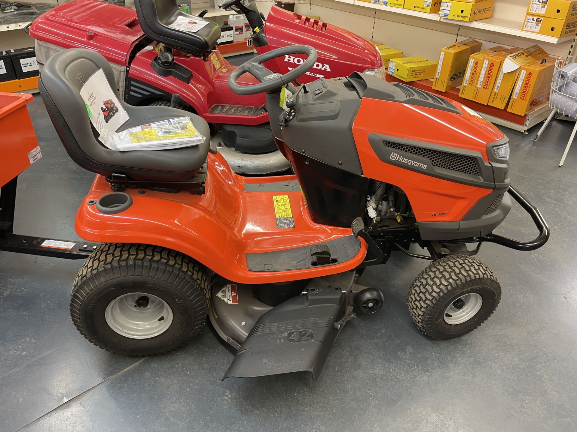 1: Husqvarna TS142T, Ride On Lawn Mower Serial No. 012022A003501 (2022) With Briggs and Stratton V - Image 2 of 3