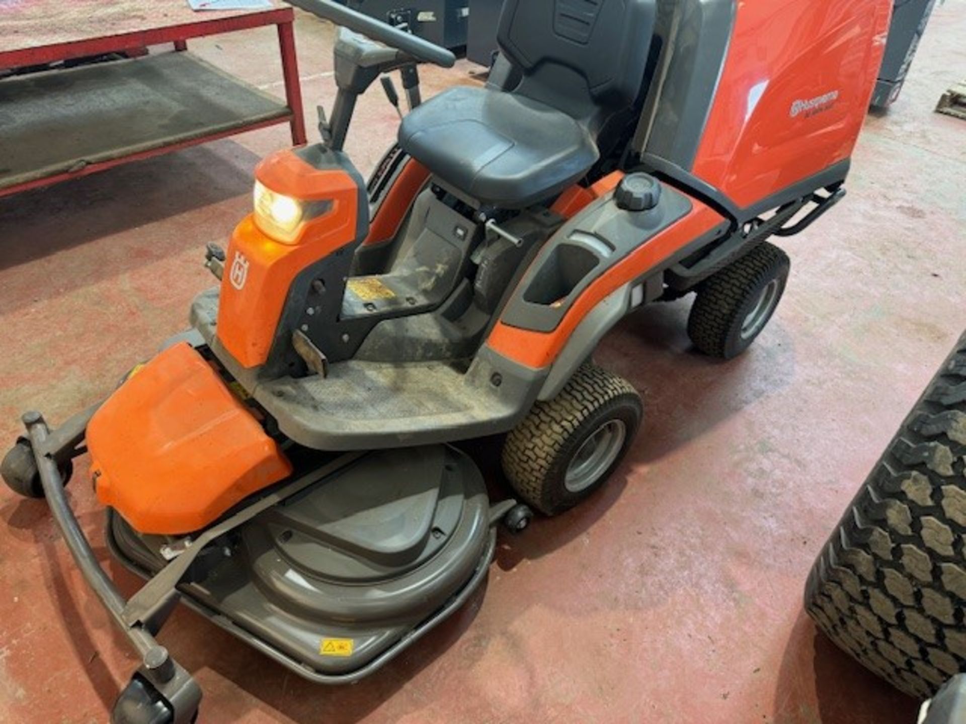 1: Husqvarna RC 320TS AWD Ride On Lawn Mower with 112cm Combi Deck (2021) (Partially Dismantled) - Bild 3 aus 10