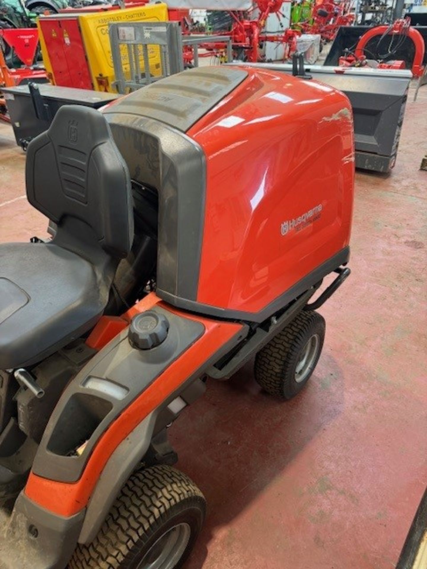 1: Husqvarna RC 320TS AWD Ride On Lawn Mower with 112cm Combi Deck (2021) (Partially Dismantled) - Bild 4 aus 10