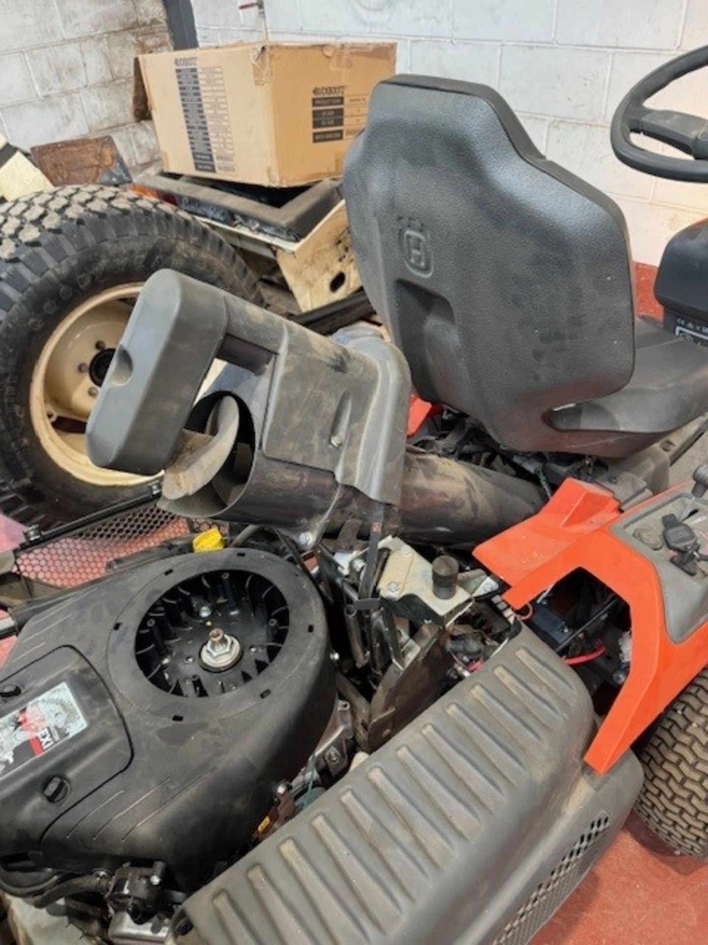 1: Husqvarna RC 320TS AWD Ride On Lawn Mower with 112cm Combi Deck (2021) (Partially Dismantled) - Bild 9 aus 10