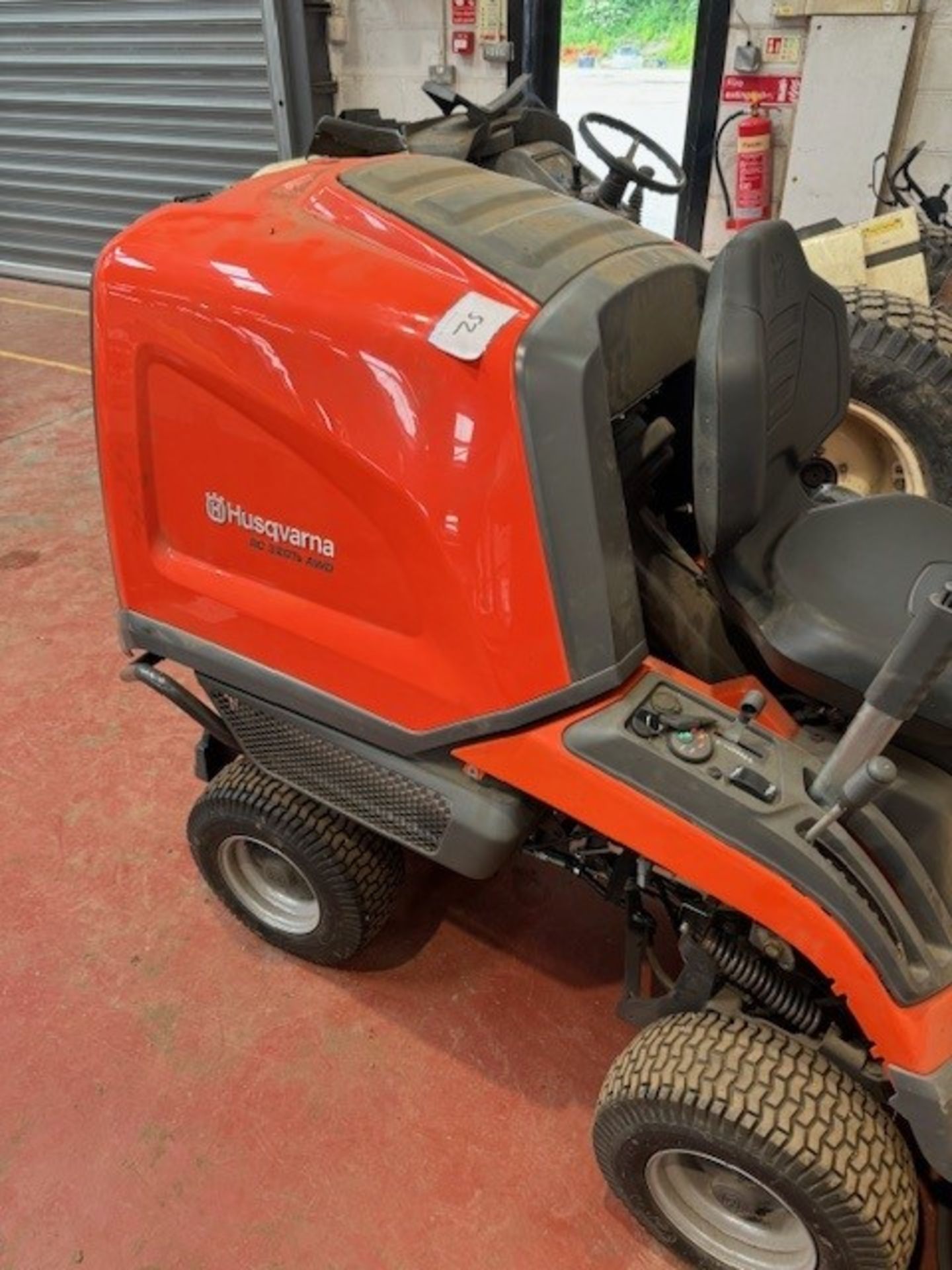 1: Husqvarna RC 320TS AWD Ride On Lawn Mower with 112cm Combi Deck (2021) (Partially Dismantled) - Bild 5 aus 10