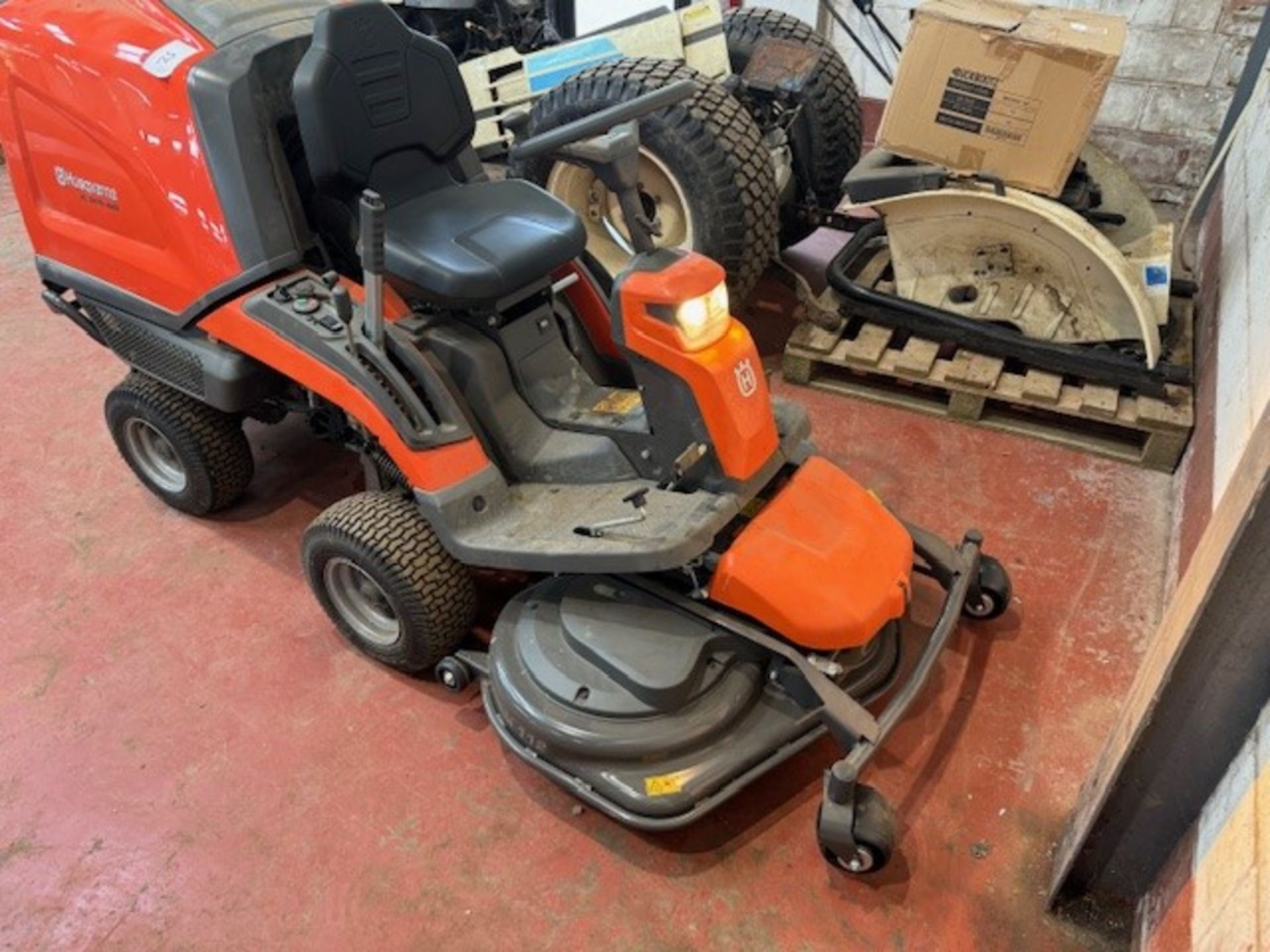 1: Husqvarna RC 320TS AWD Ride On Lawn Mower with 112cm Combi Deck (2021) (Partially Dismantled) - Bild 2 aus 10