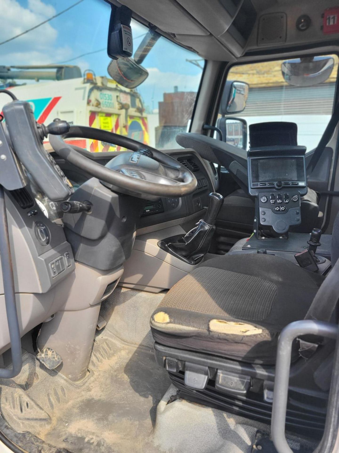 2015 DAF LF 220 FA 16T SWEEP Johnston VT651 - Truck Mounted Sweeper - Image 9 of 11