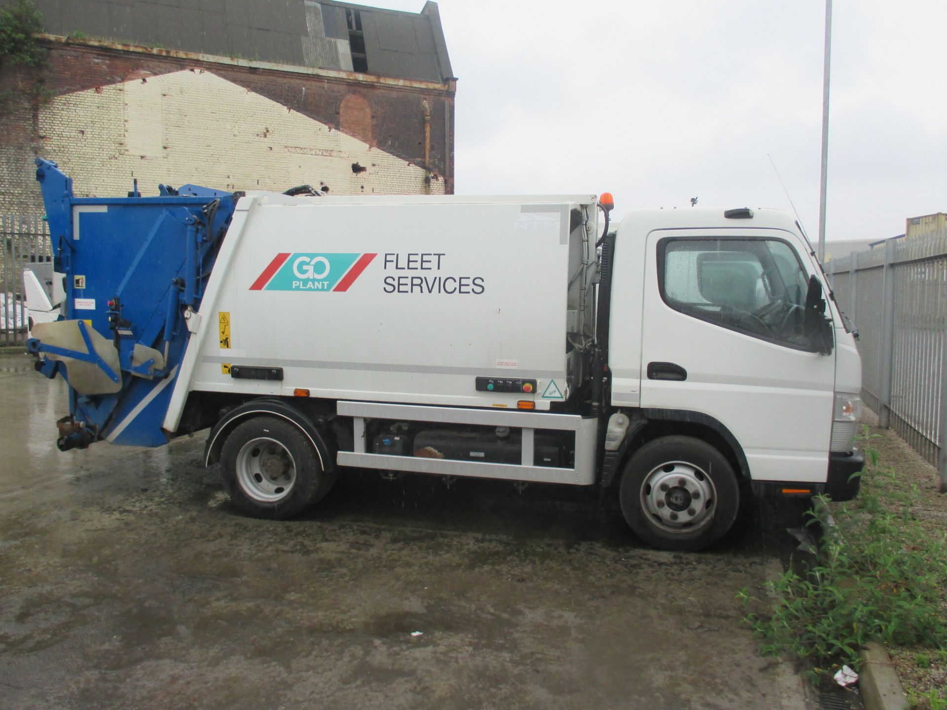 2017 Mitsubishi Canter Bar Lift Truck