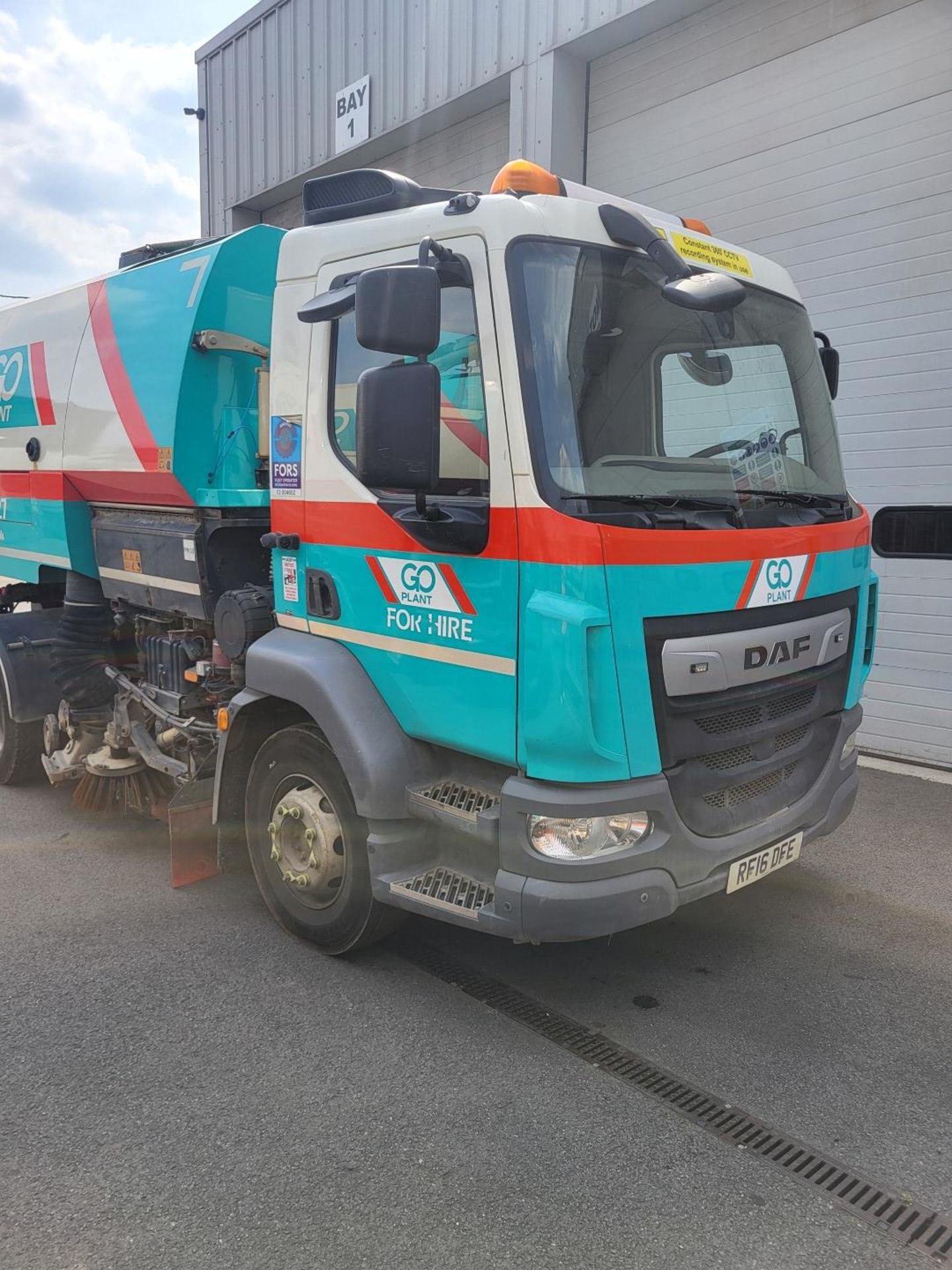 2015 DAF LF 220 FA Sweeper Truck - Image 2 of 11