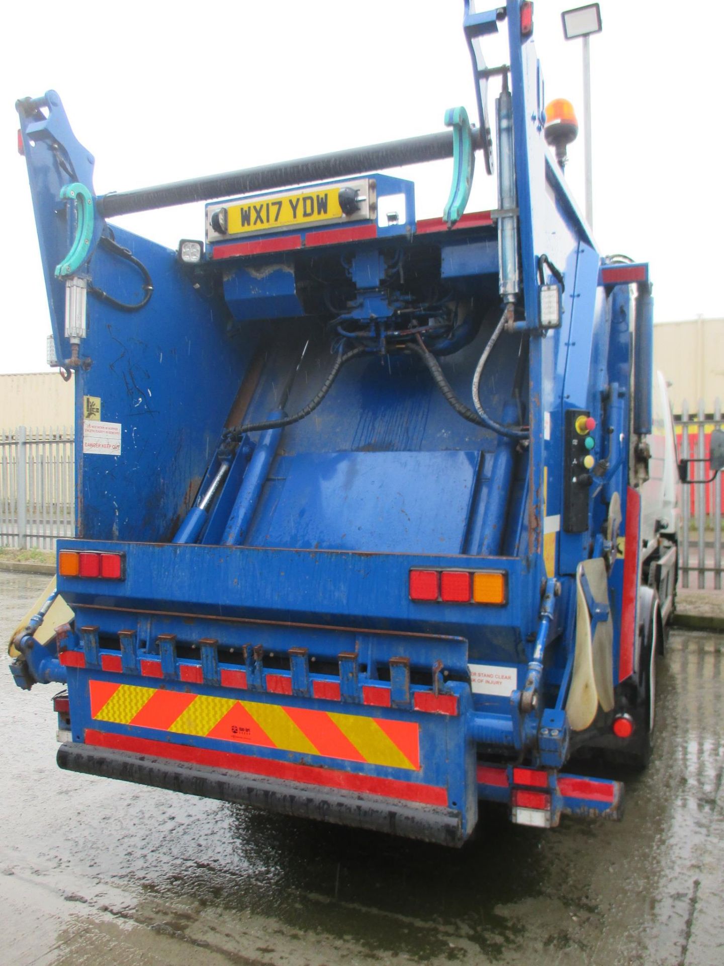 2017 Mitsubishi Canter Bar Lift Truck - Image 4 of 5