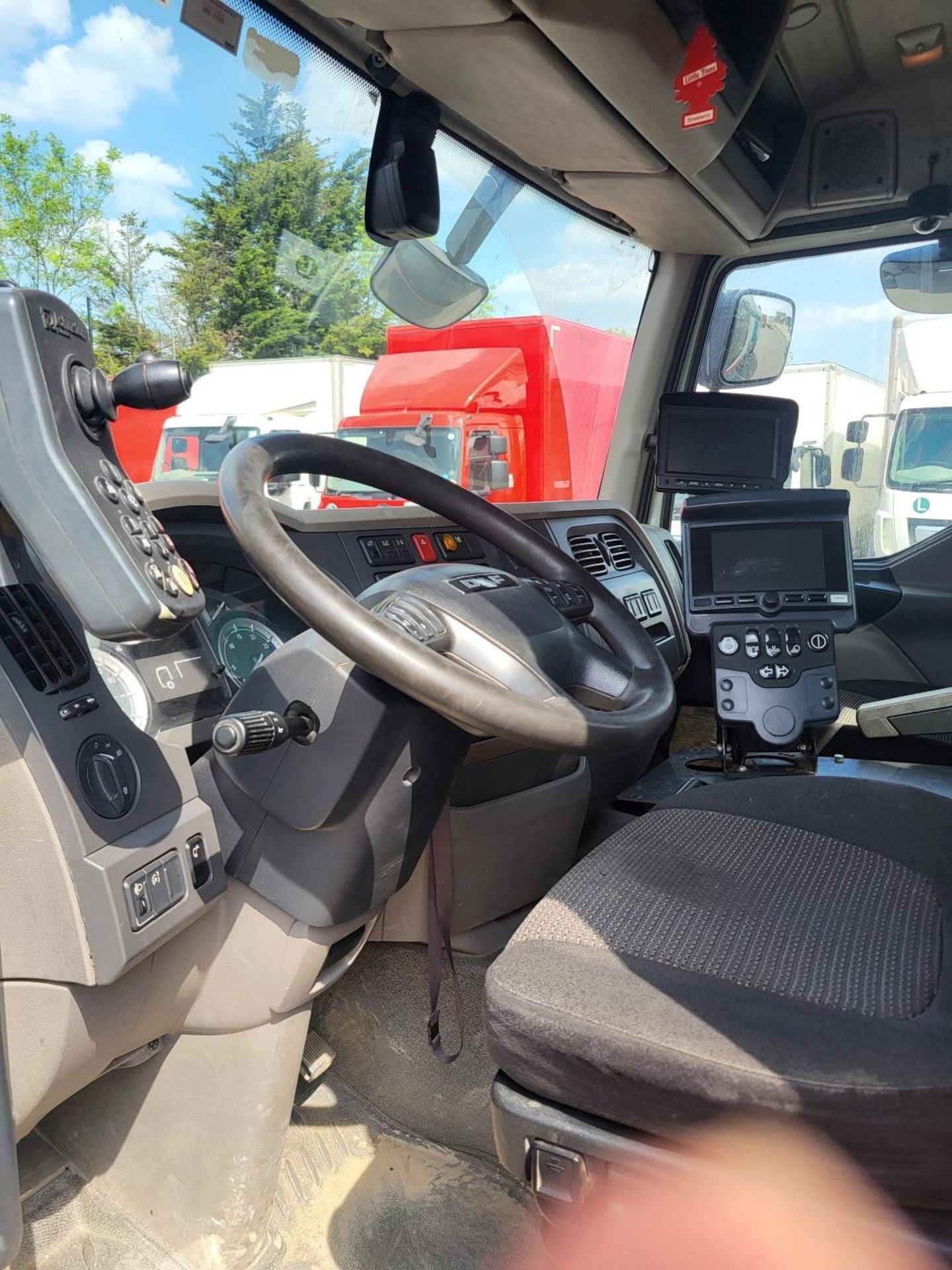 2015 DAF LF 220 FA Sweeper Truck - Image 9 of 11