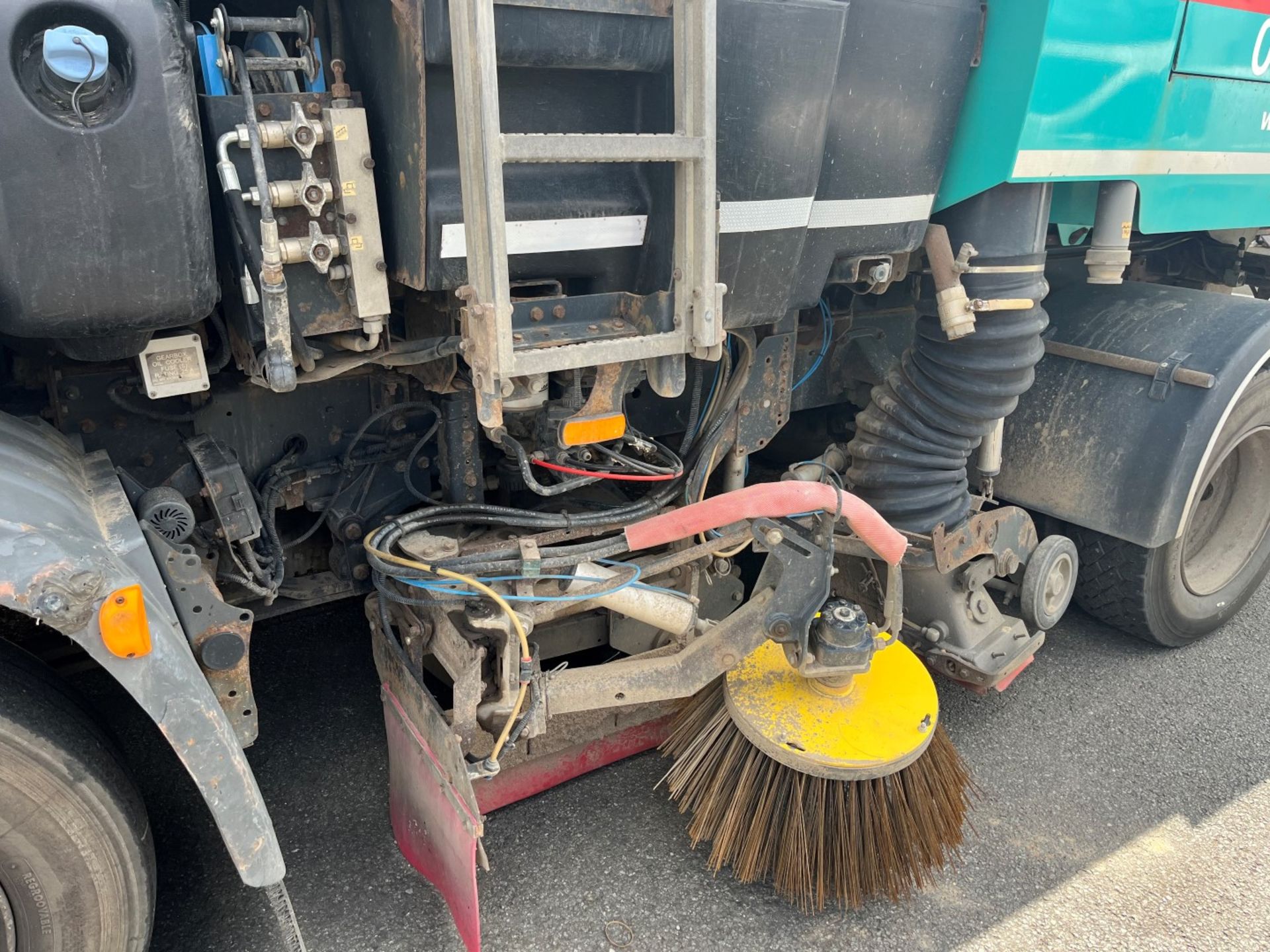 2015 DAF LF 220 FA 16T SWEEP Johnston VT651 - Truck Mounted Sweeper - Image 8 of 13