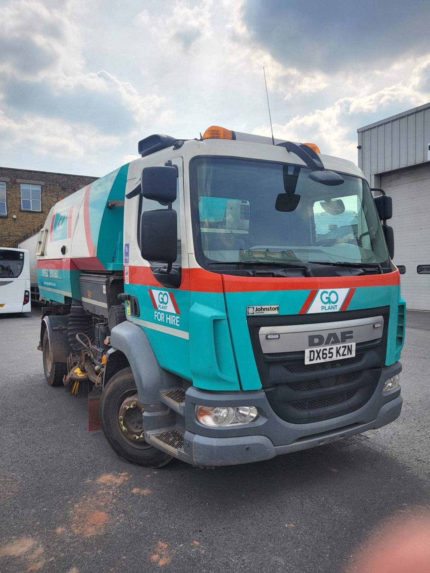 2015 DAF LF 220 FA Sweeper Truck - Image 2 of 11