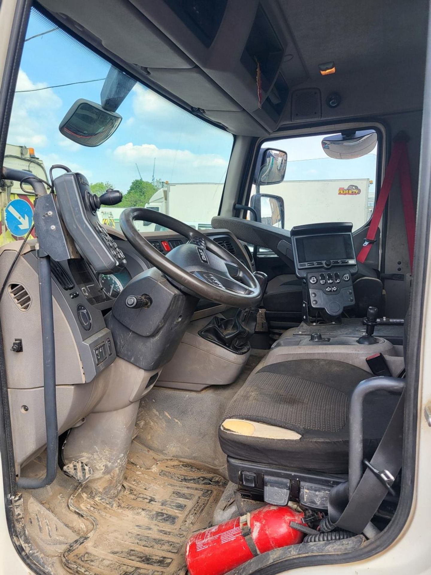 2016 DAF LF 220 FA 16T SWEEP Johnston VT651 - Truck Mounted Sweeper - Image 9 of 11
