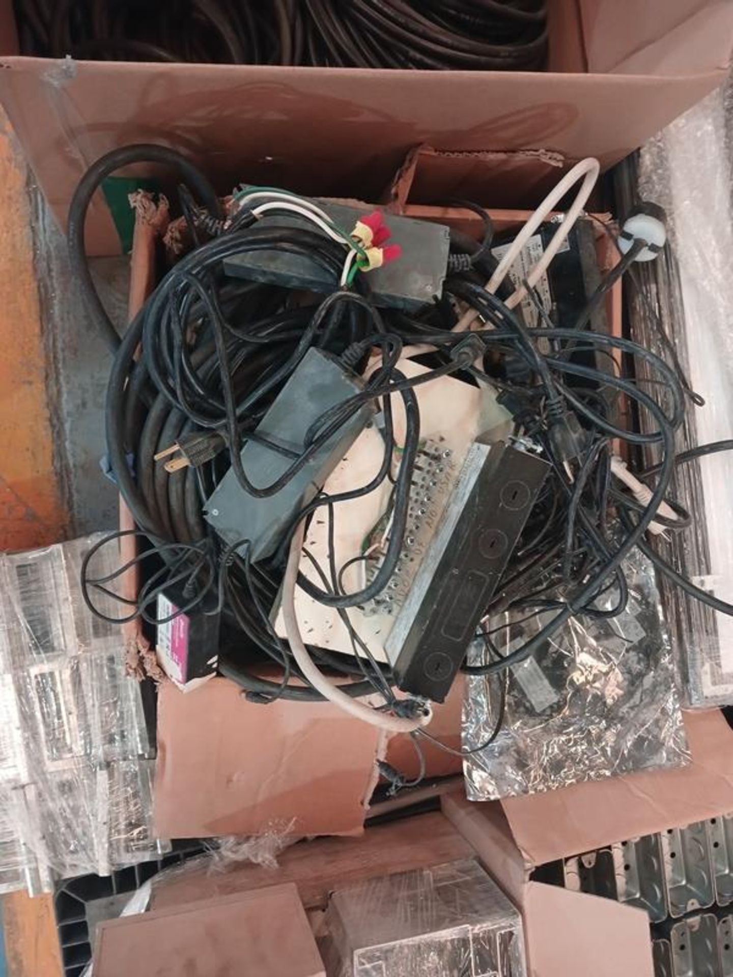 LOT OF ELECTRICAL MATERIAL - Image 9 of 18