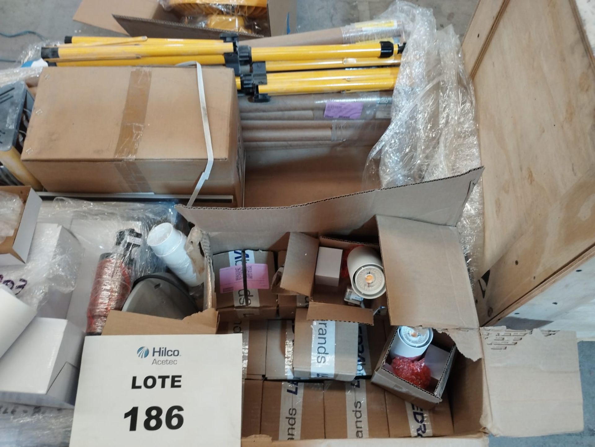 LOT OF MISCELLANEOUS ELECTRICAL ACCESSORIES AND LUMINAIRES - Image 7 of 25
