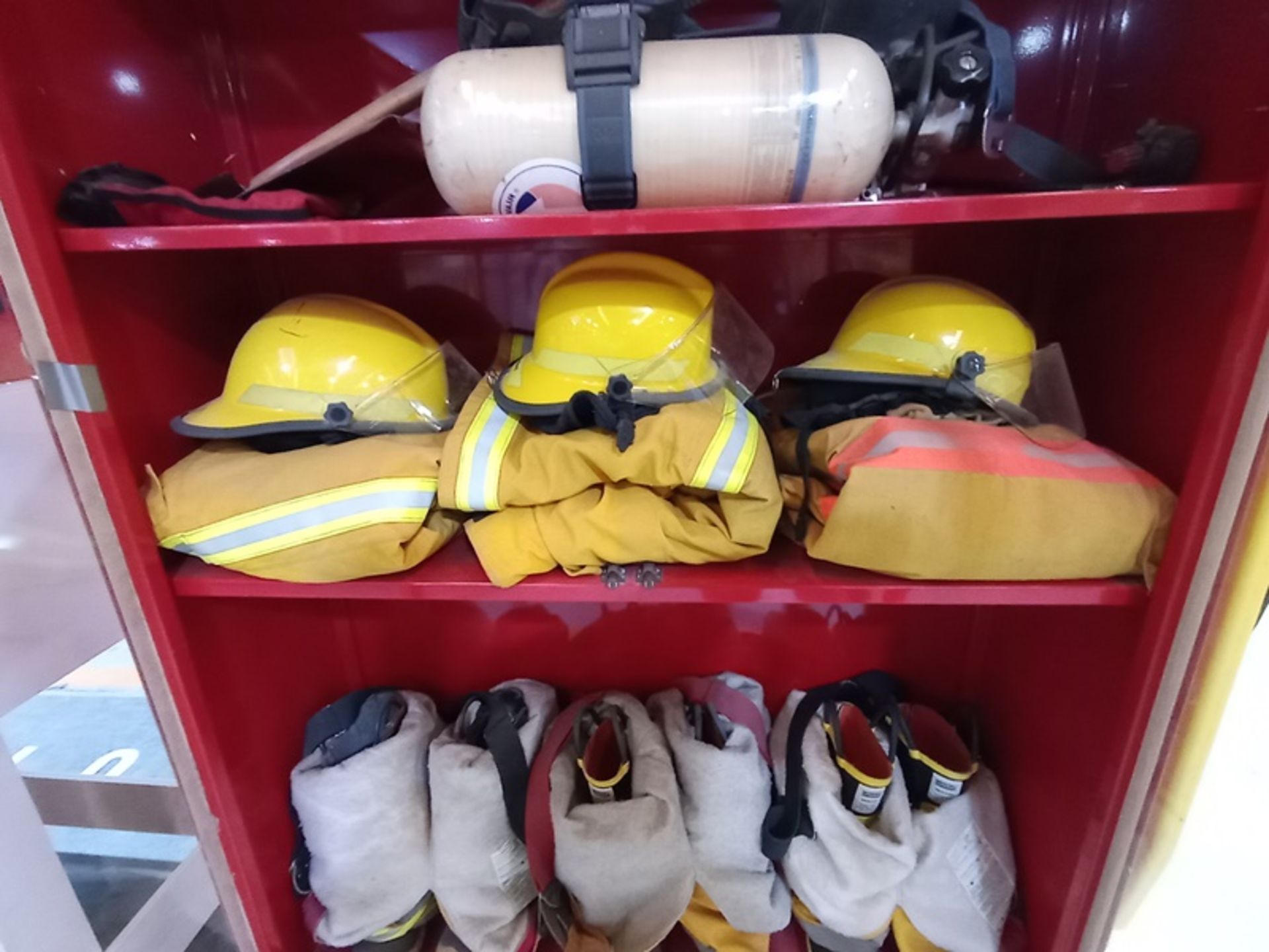 LOT OF CIVIL PROTECTION E?UIPMENT - Image 8 of 24