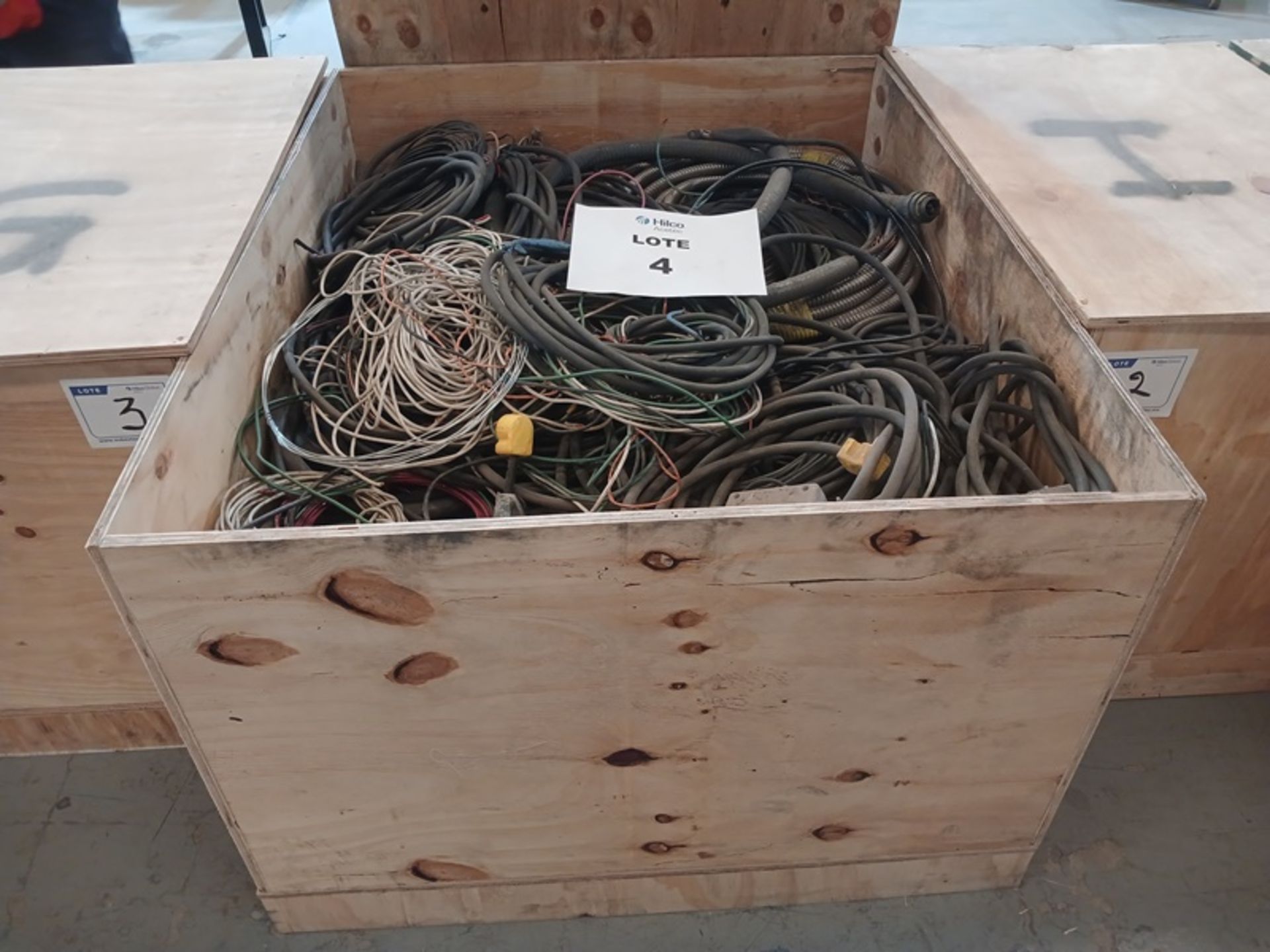 LOT OF EXTENSIONS AND ELECTRICAL CABLES