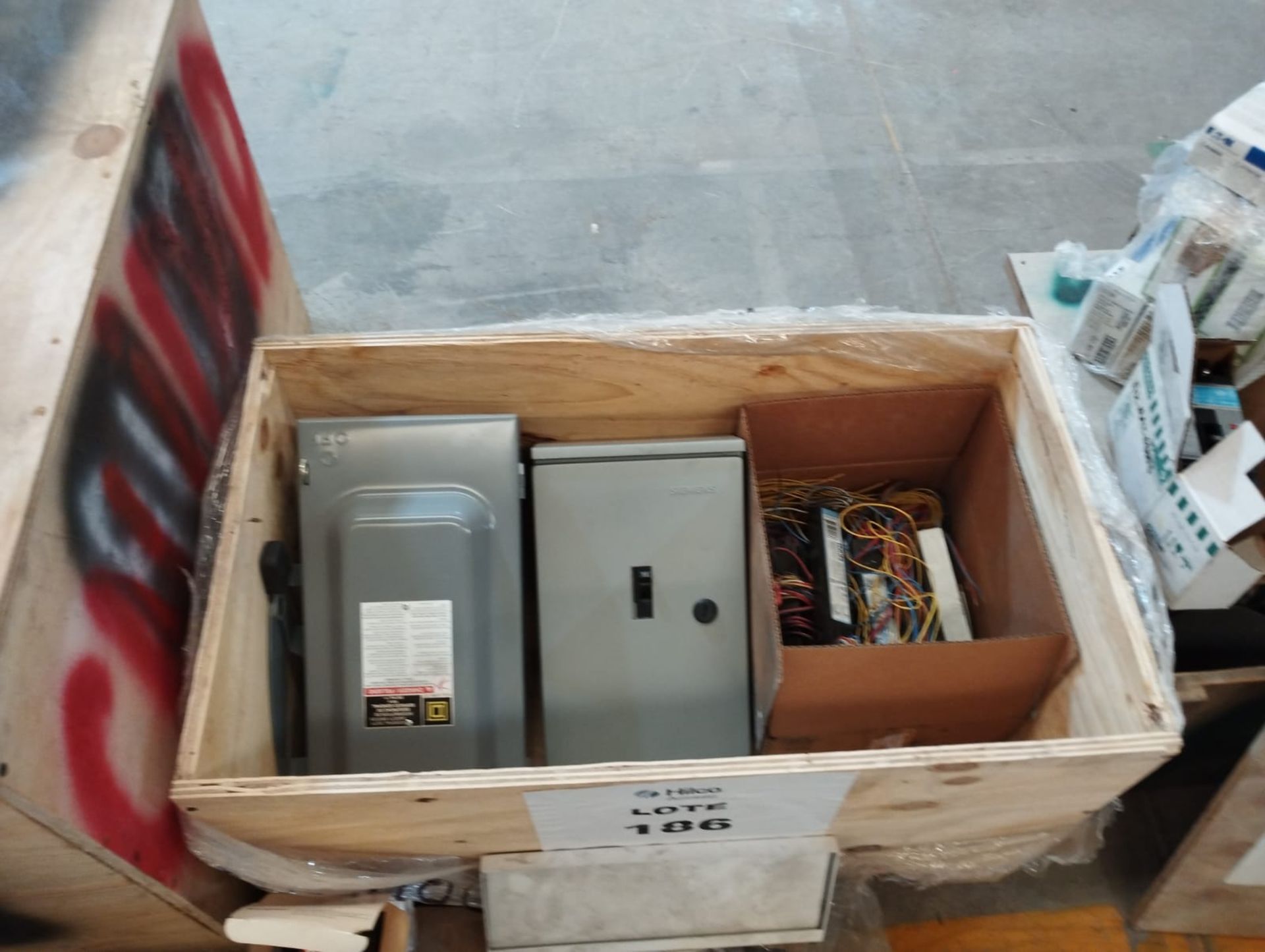 LOT OF MISCELLANEOUS ELECTRICAL ACCESSORIES AND LUMINAIRES - Image 11 of 25