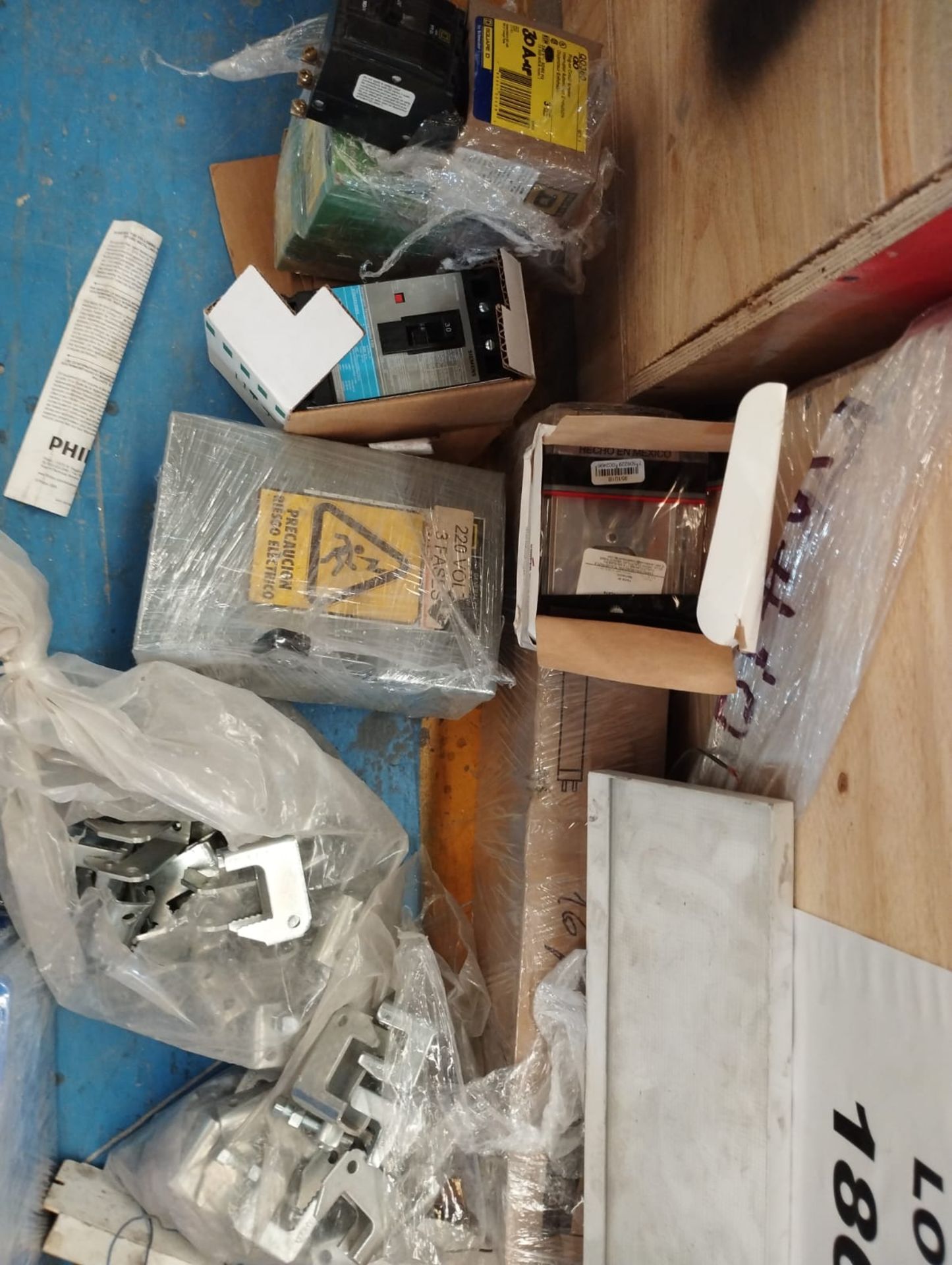 LOT OF MISCELLANEOUS ELECTRICAL ACCESSORIES AND LUMINAIRES - Bild 2 aus 25