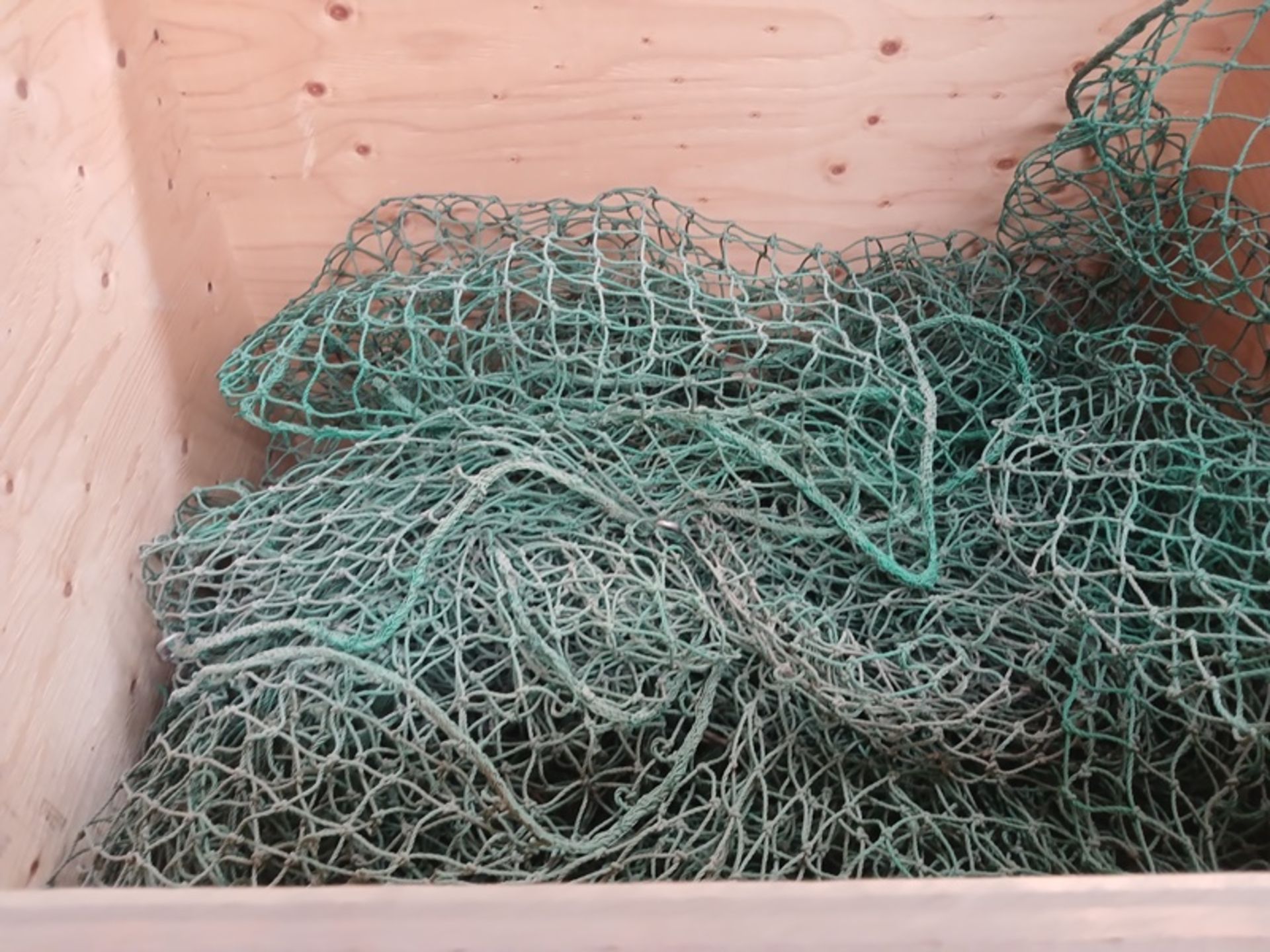 WOODEN BOX WITH PLASTIC NET ANTI-FALL OF OBJECTS IN RACKS. - Image 2 of 6