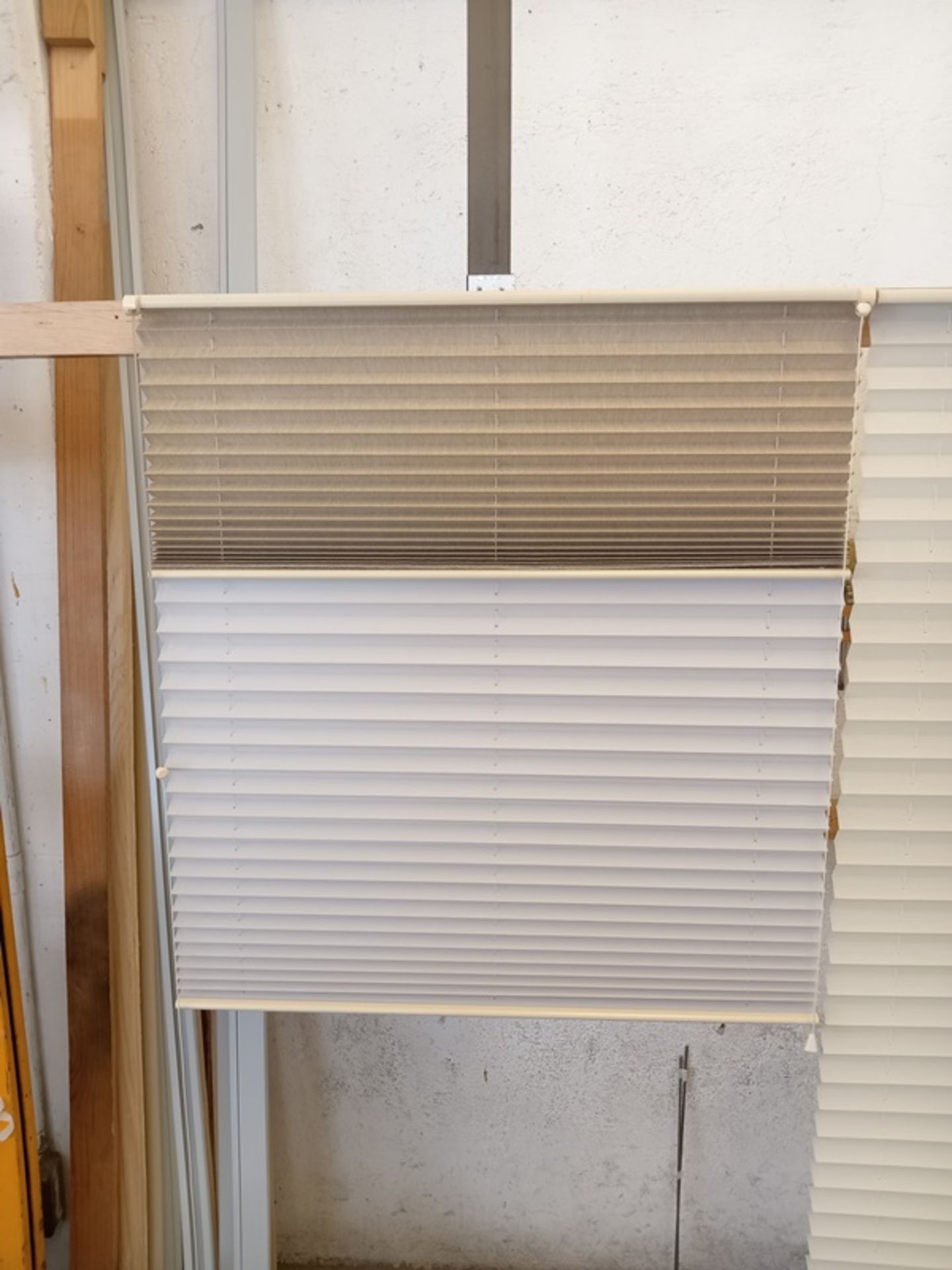 LOT OF APPROXIMATELY (27,400) M2 OF BLINDS PLEATED FABRIC - Image 7 of 35