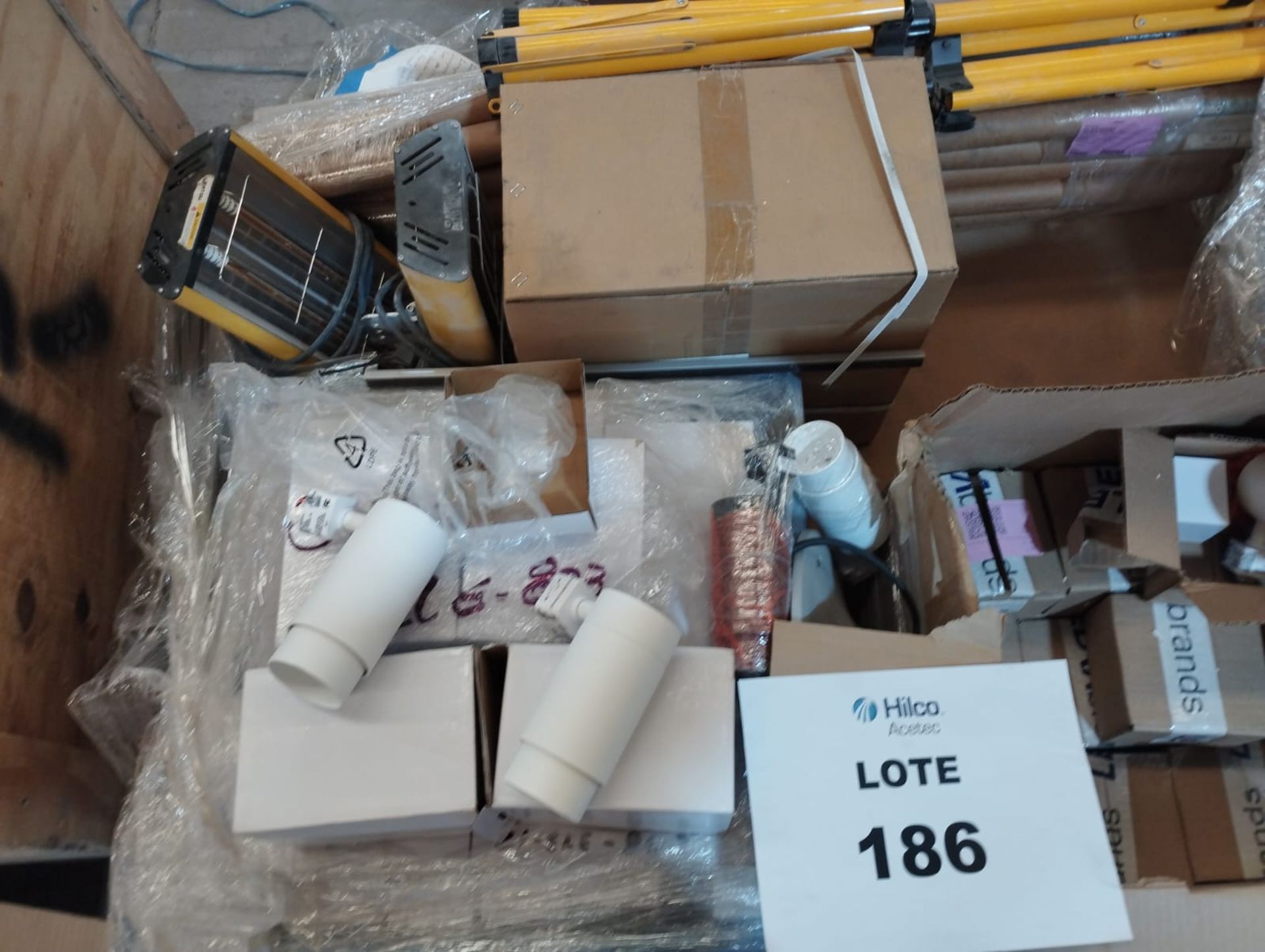 LOT OF MISCELLANEOUS ELECTRICAL ACCESSORIES AND LUMINAIRES - Image 20 of 25