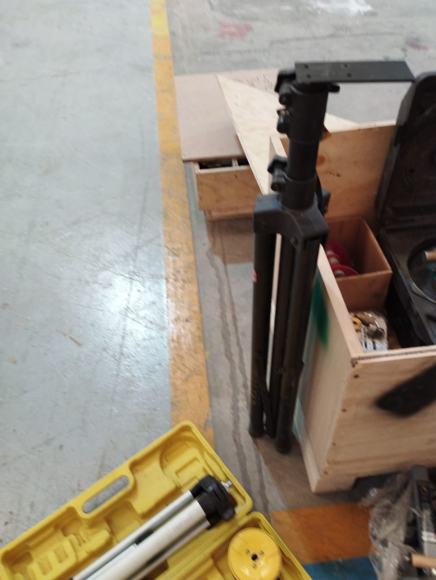 LOT OF EQUIPMENT FOR PAINTING, PORTABLE DRILLS, GRAPPLES AND MISCELLANEOUS TOOLS - Image 2 of 17