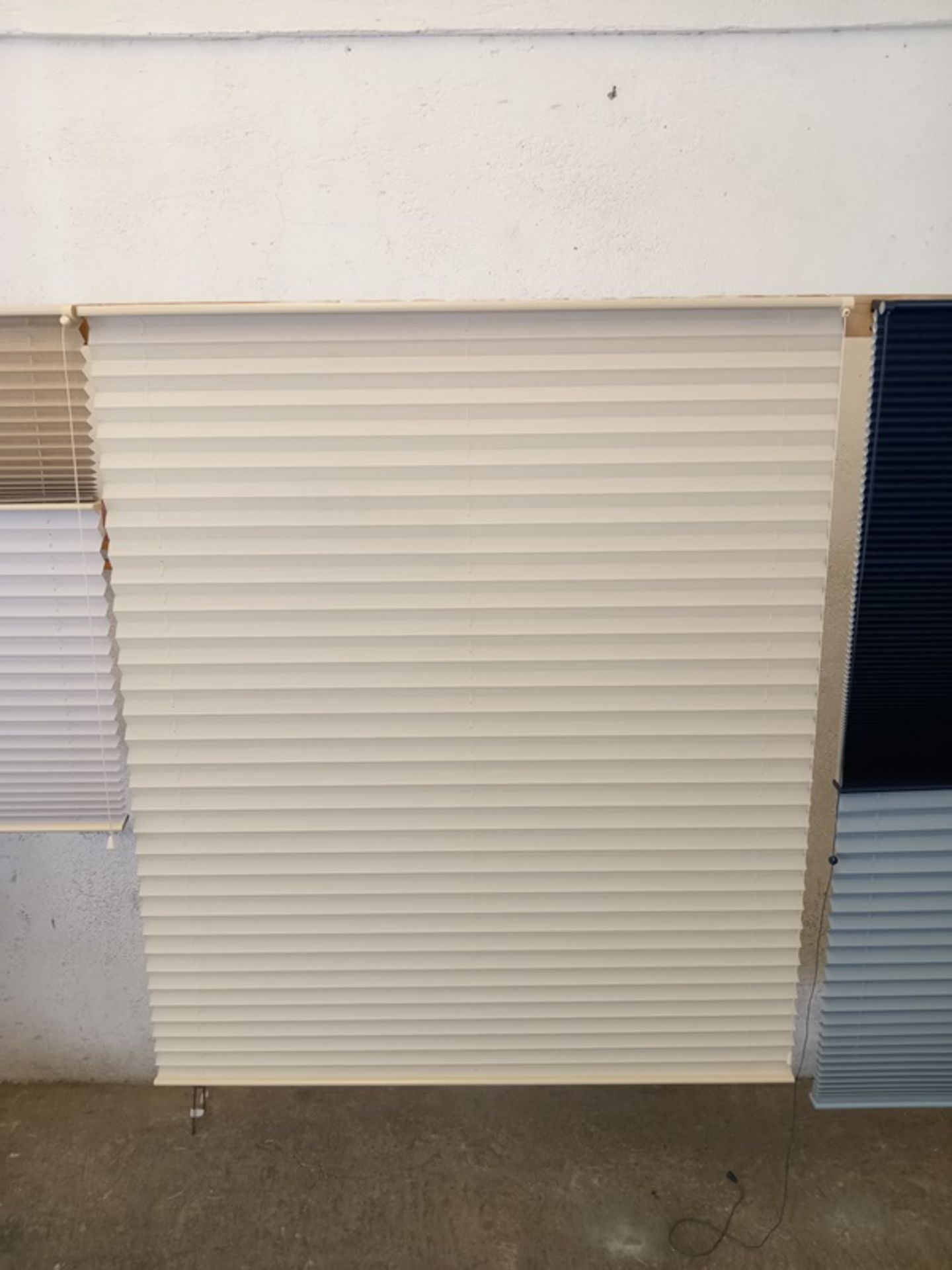 LOT OF APPROXIMATELY (27,400) M2 OF BLINDS PLEATED FABRIC - Image 6 of 35