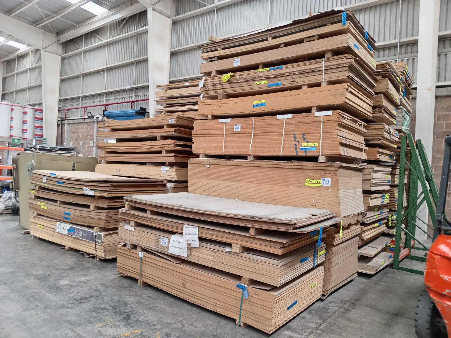 LOT OF APPROXIMATELY (1,093) PCS OF MELAMINE, MDF AND CHIPBOARD