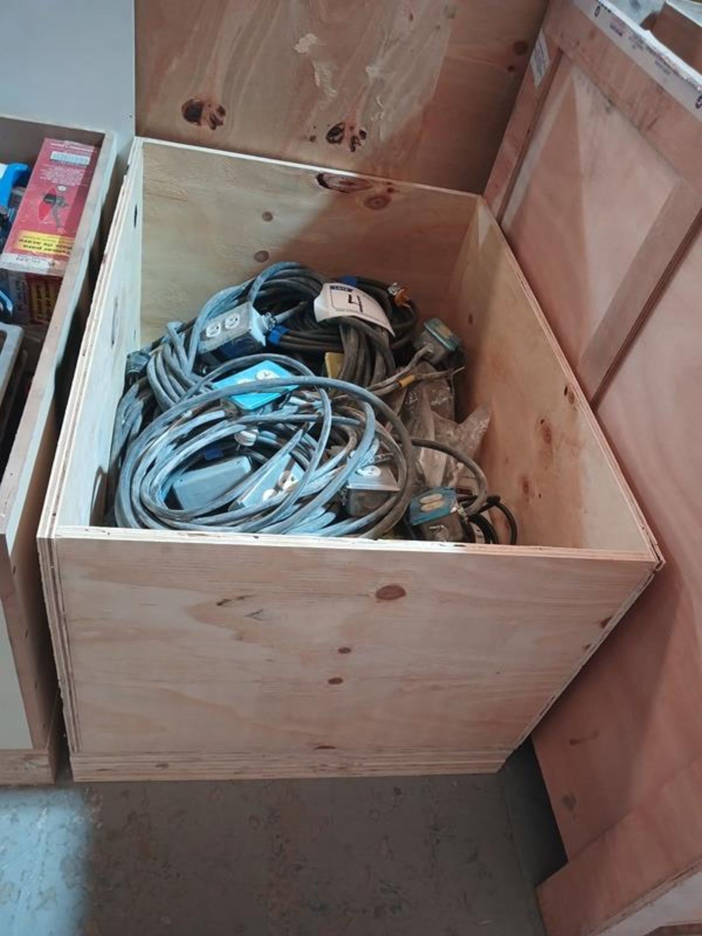 LOT OF EXTENSIONS AND ELECTRICAL CABLES - Image 6 of 7