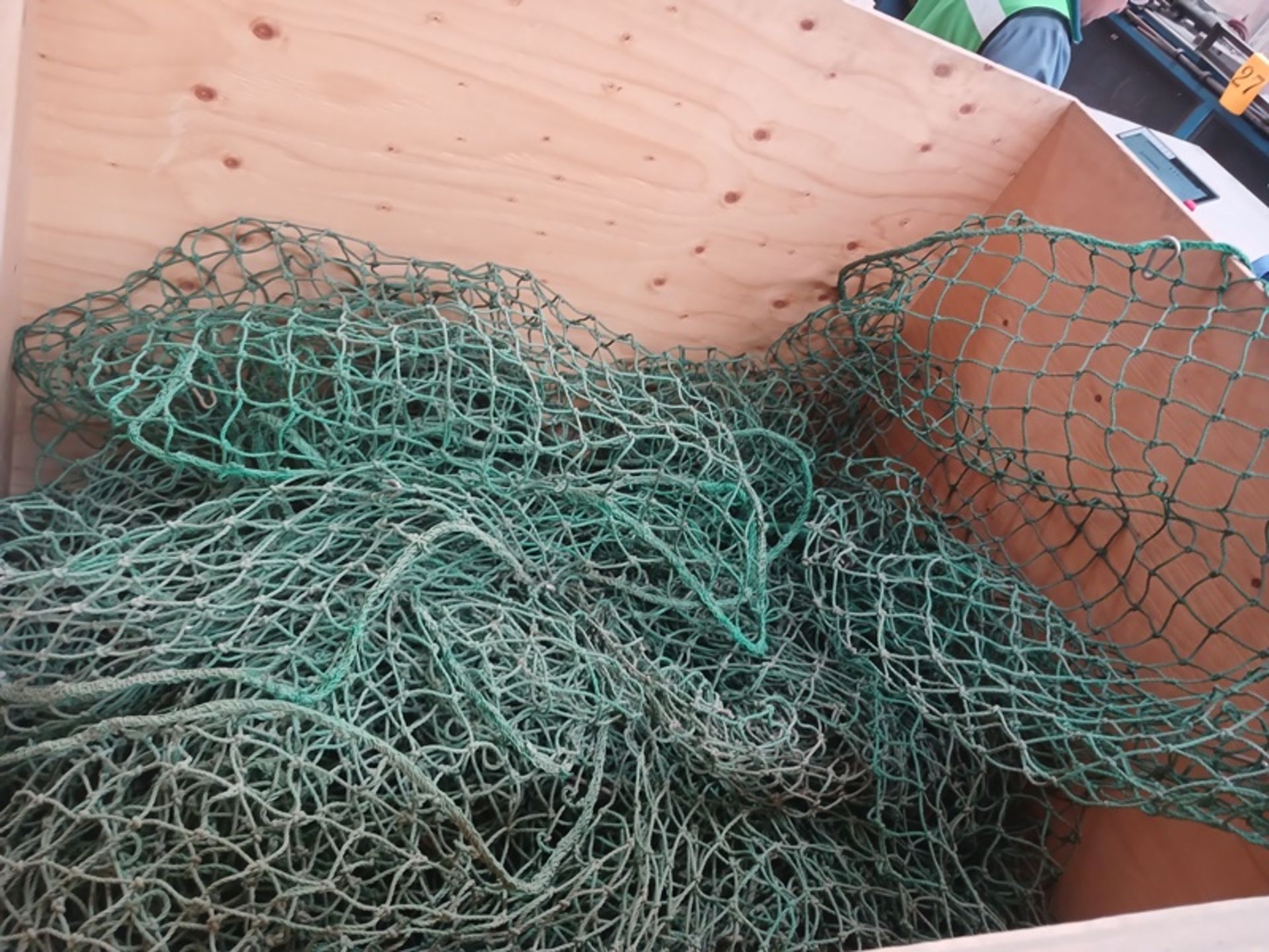 WOODEN BOX WITH PLASTIC NET ANTI-FALL OF OBJECTS IN RACKS. - Image 3 of 6