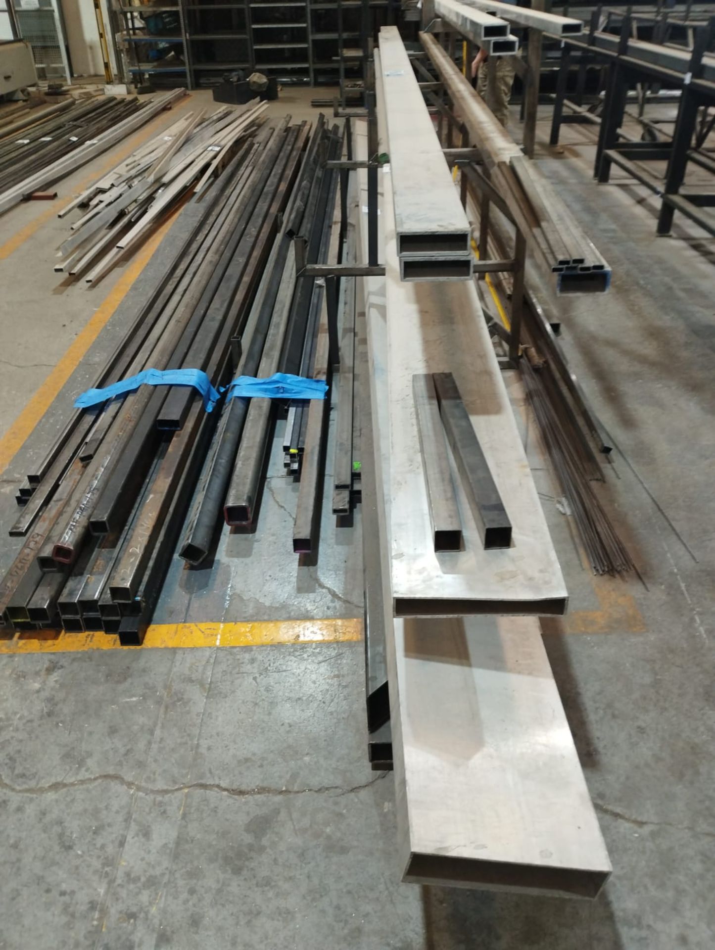 LOT OF ALUMINUM AND CARBON STEEL PROFILES