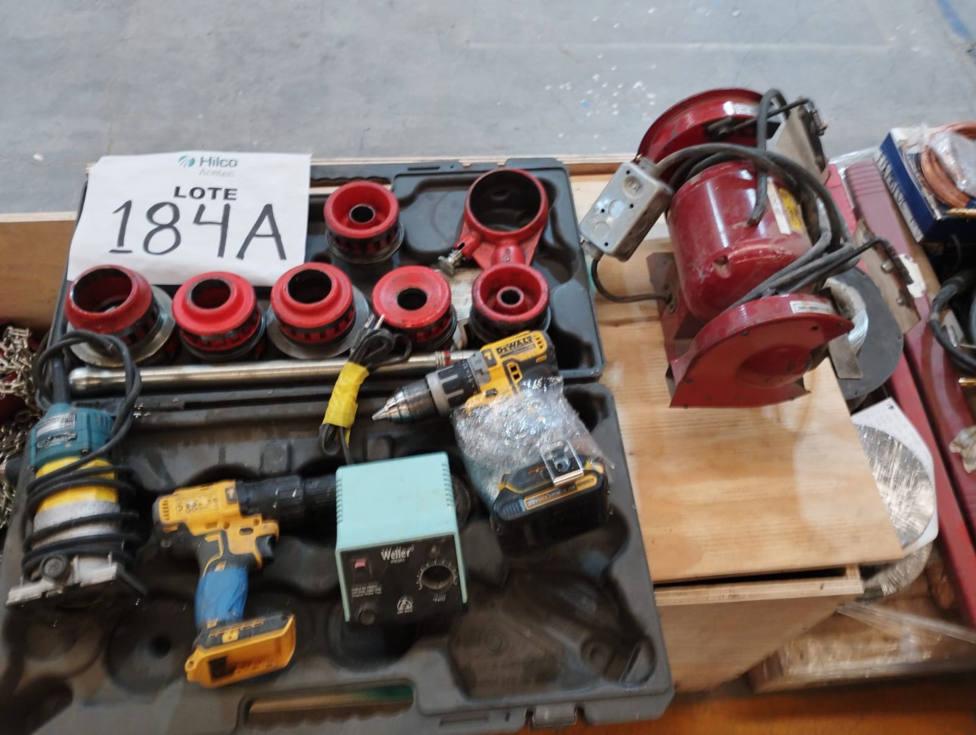 LOT OF EQUIPMENT FOR PAINTING, PORTABLE DRILLS, GRAPPLES AND MISCELLANEOUS TOOLS - Image 7 of 17