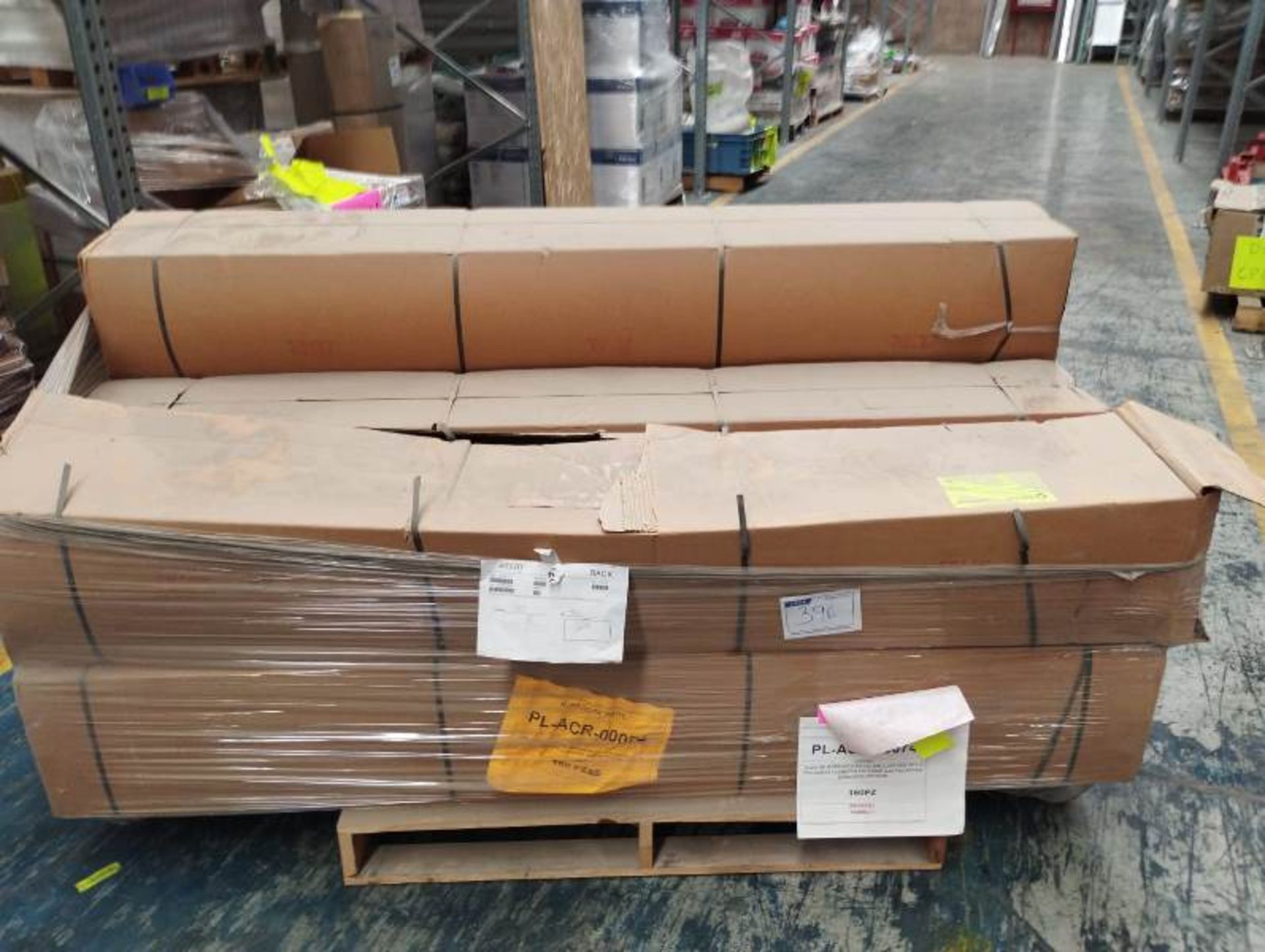 LOT OF APPROXIMATELY (7,504) PCS OF LAMINATE AND ACCESSORIES - Image 23 of 32