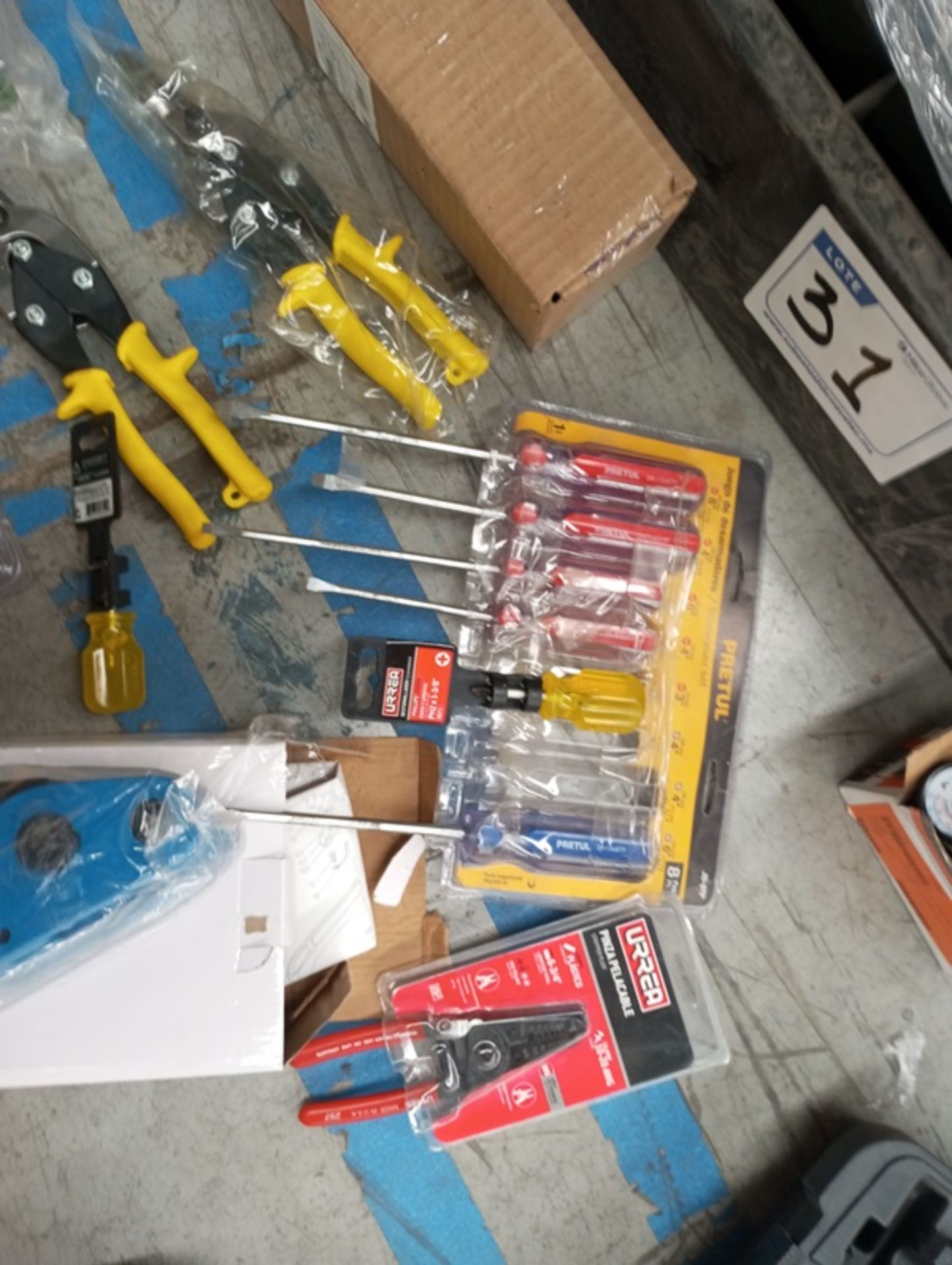 LOT OF MISCELLANEOUS TOOLS - Image 11 of 30