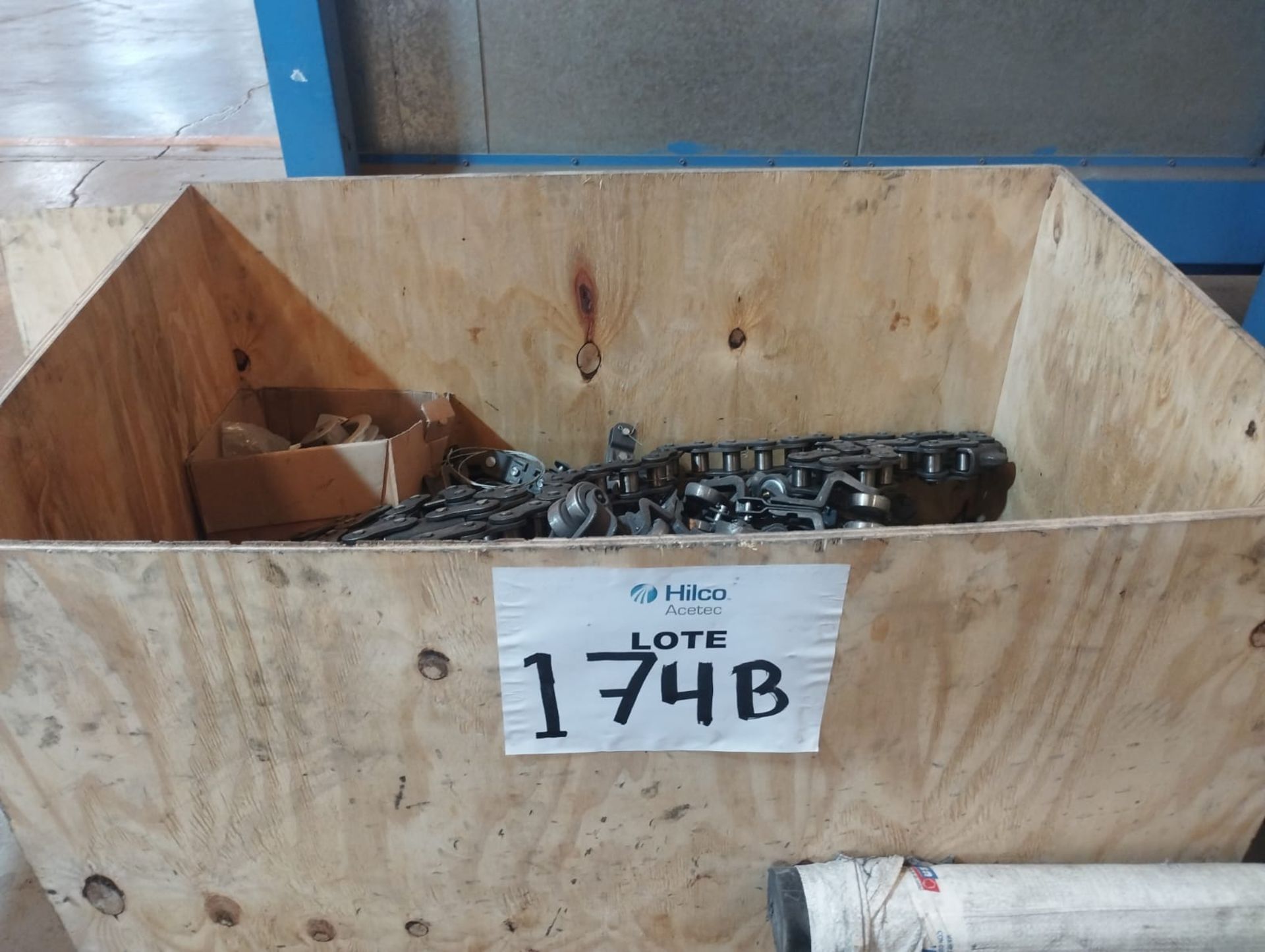 LOT OF CHAIN AND TROLLEYS FOR CONVEYOR