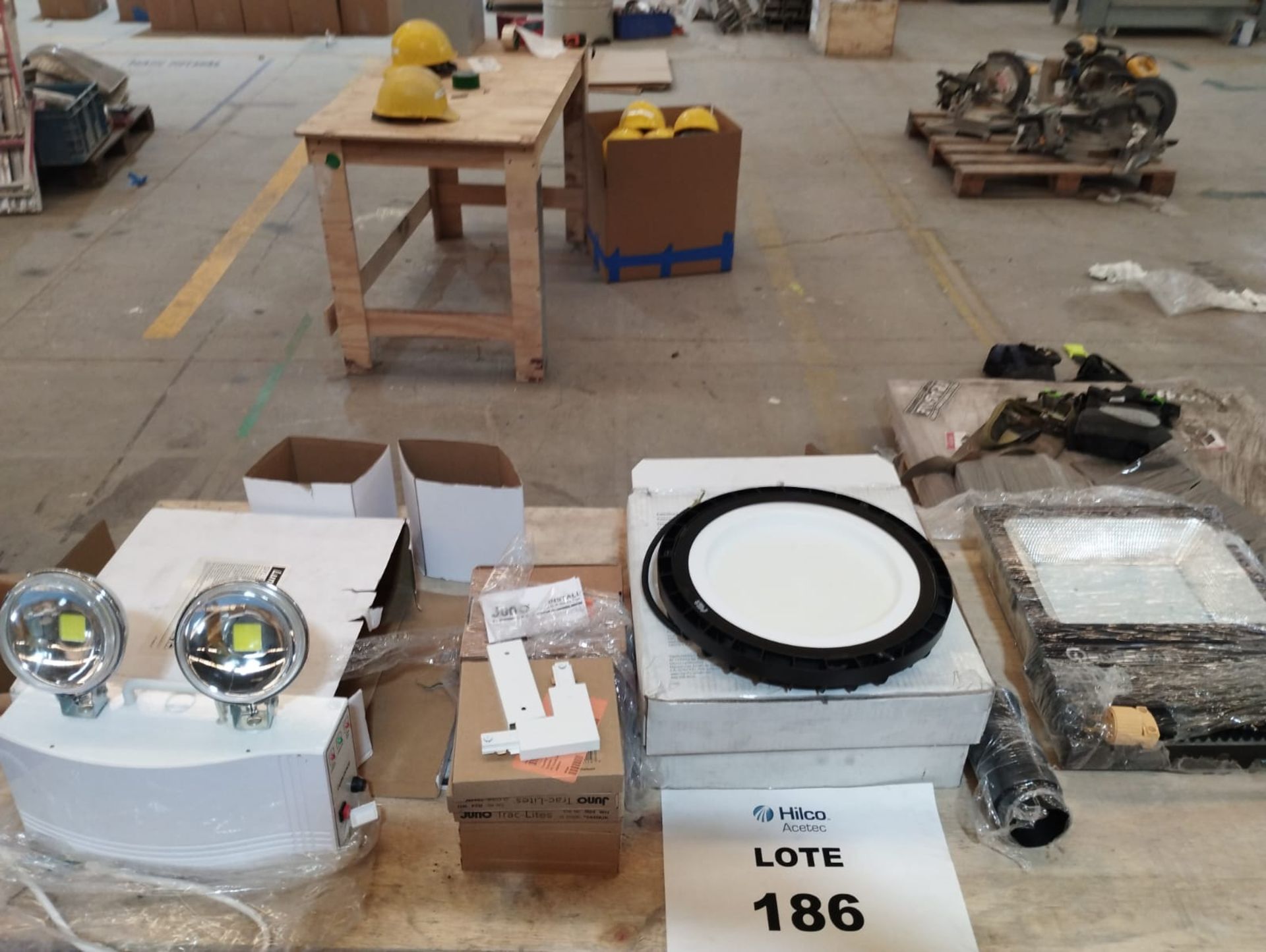 LOT OF MISCELLANEOUS ELECTRICAL ACCESSORIES AND LUMINAIRES - Image 8 of 25