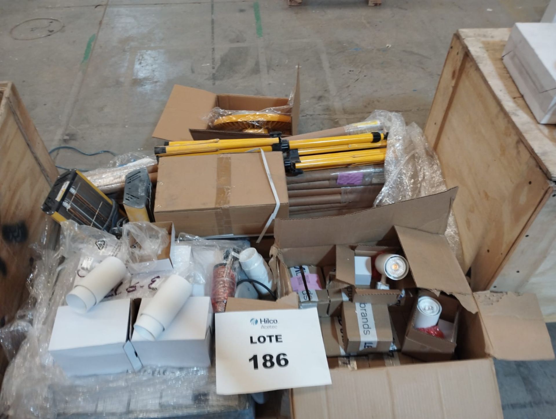 LOT OF MISCELLANEOUS ELECTRICAL ACCESSORIES AND LUMINAIRES - Image 18 of 25