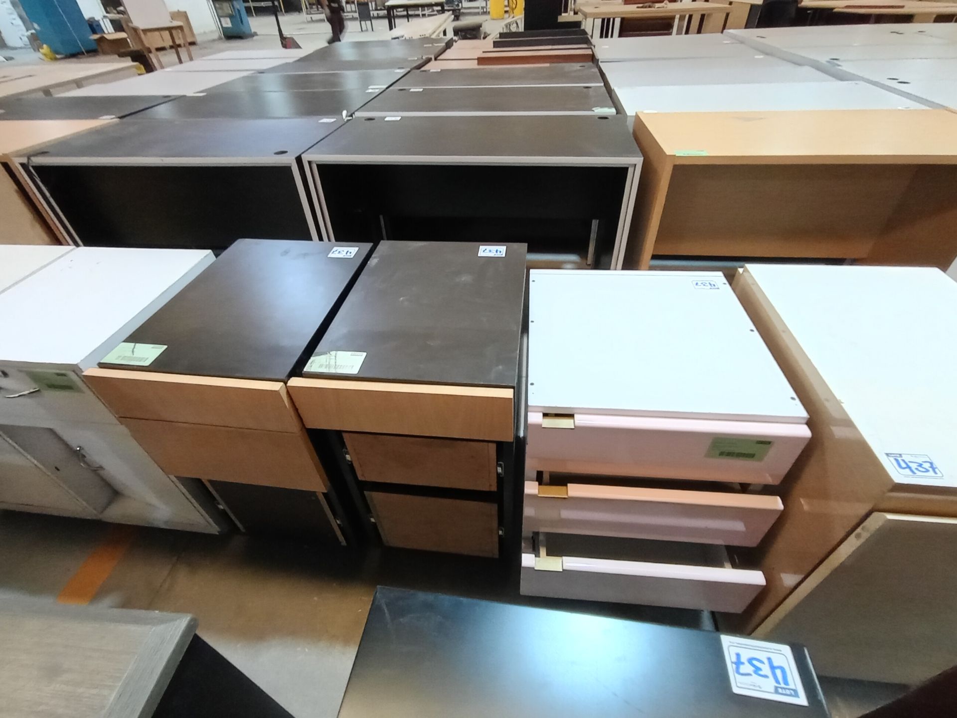 LOT OF APPROXIMATELY (74) PIECES OF OFFICE FURNITURE - Image 4 of 31