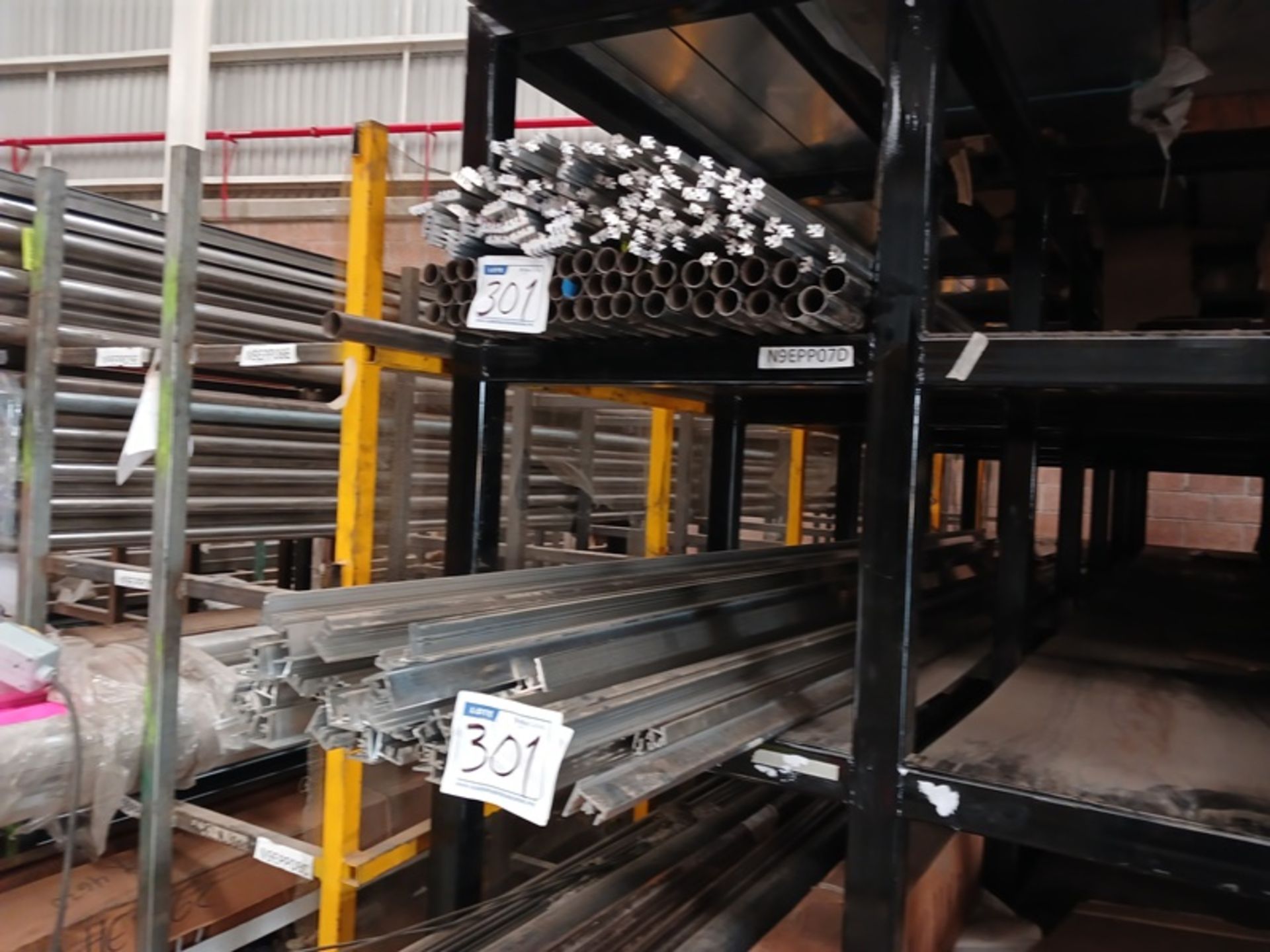 LOT OF (1,136) PCS OF ALUMINUM AND CARBON STEEL ANGLES, BARS AND PROFILES - Image 5 of 8
