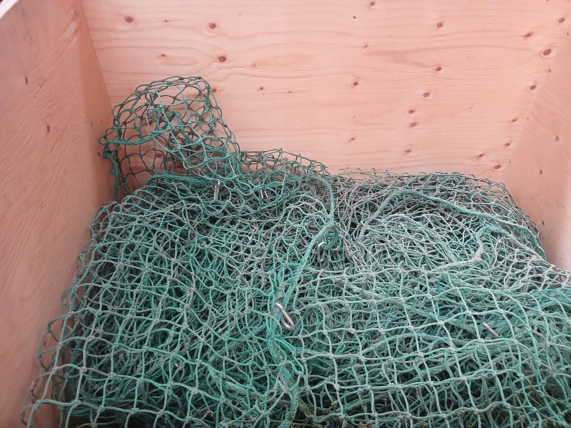 WOODEN BOX WITH PLASTIC NET ANTI-FALL OF OBJECTS IN RACKS. - Image 6 of 6