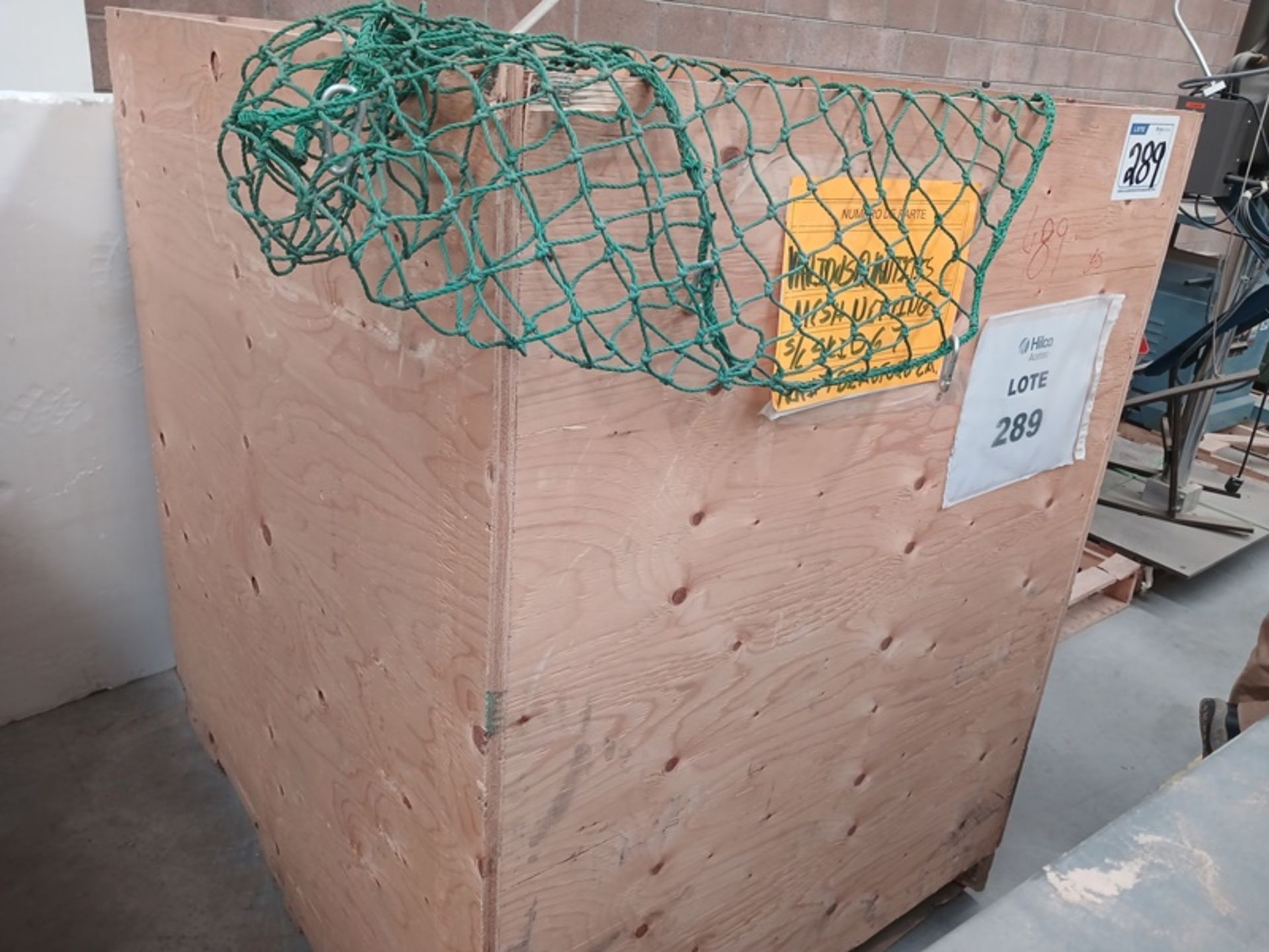 WOODEN BOX WITH PLASTIC NET ANTI-FALL OF OBJECTS IN RACKS. - Image 4 of 6