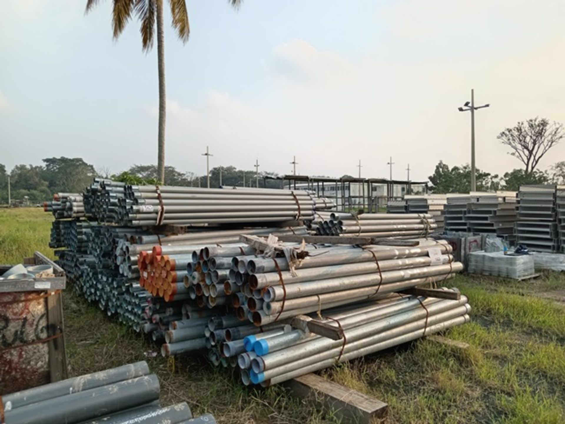 LOT OF 4375 METERS OF GALVANIZED CARBON STEEL PIPE WITH THREADED ENDS - Image 9 of 10