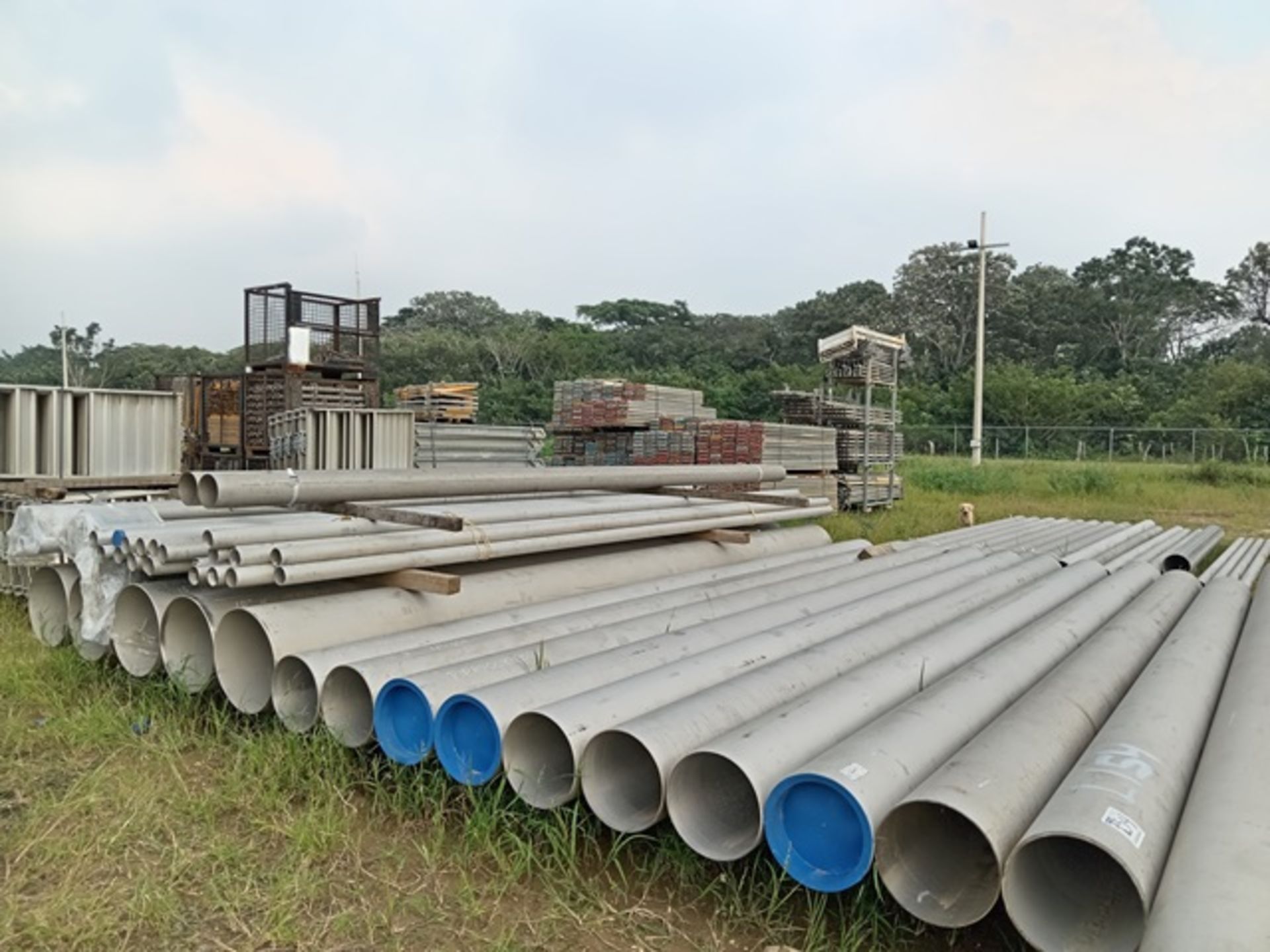 LOT OF APPROXIMATELY 133 METERS OF T-304 AND T-316 STAINLESS STEEL PIPE