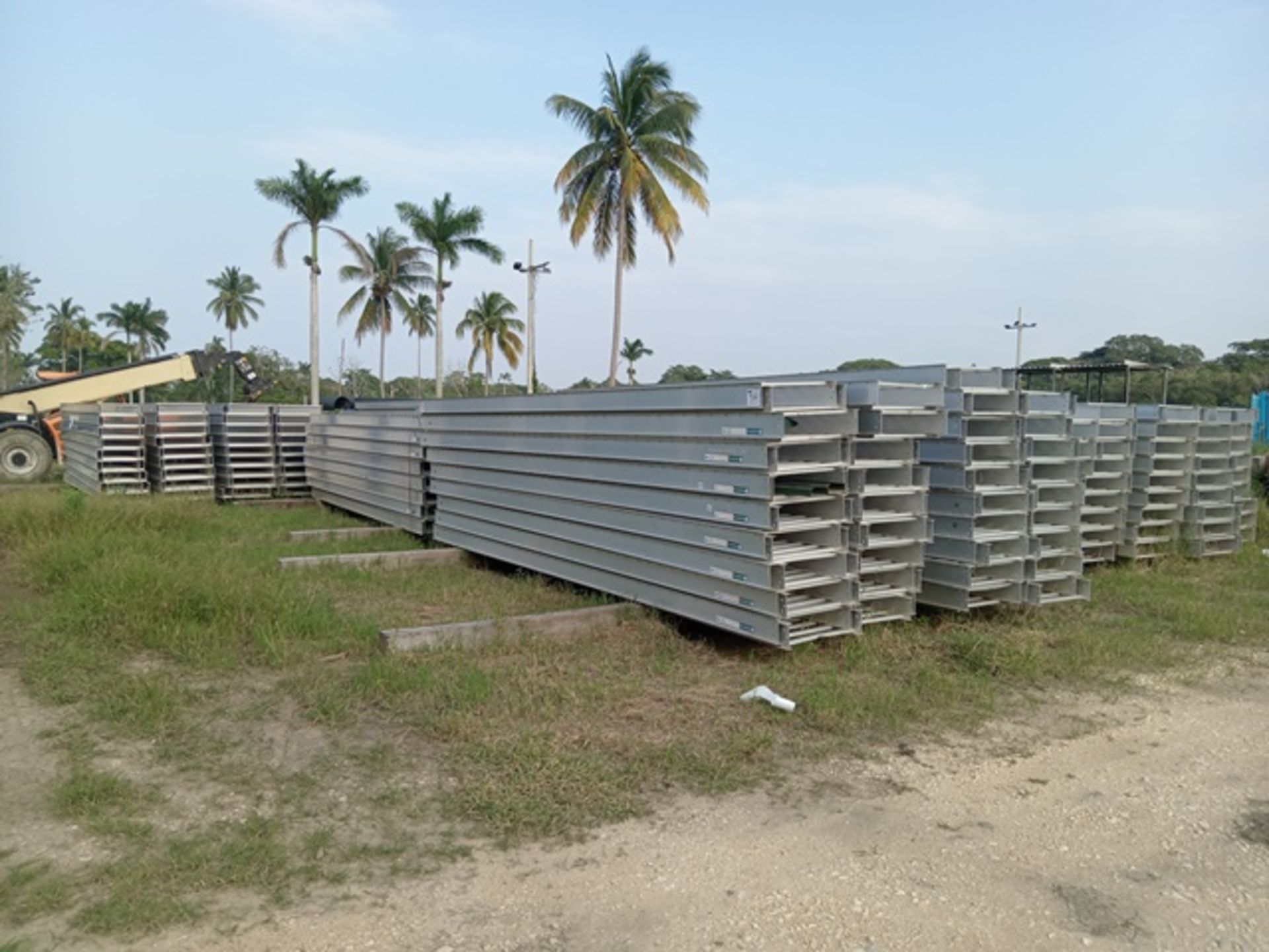 LOT OF APPROXIMATELY (5033) MTS OF STRAIGHT ALUMINUM TRAYS