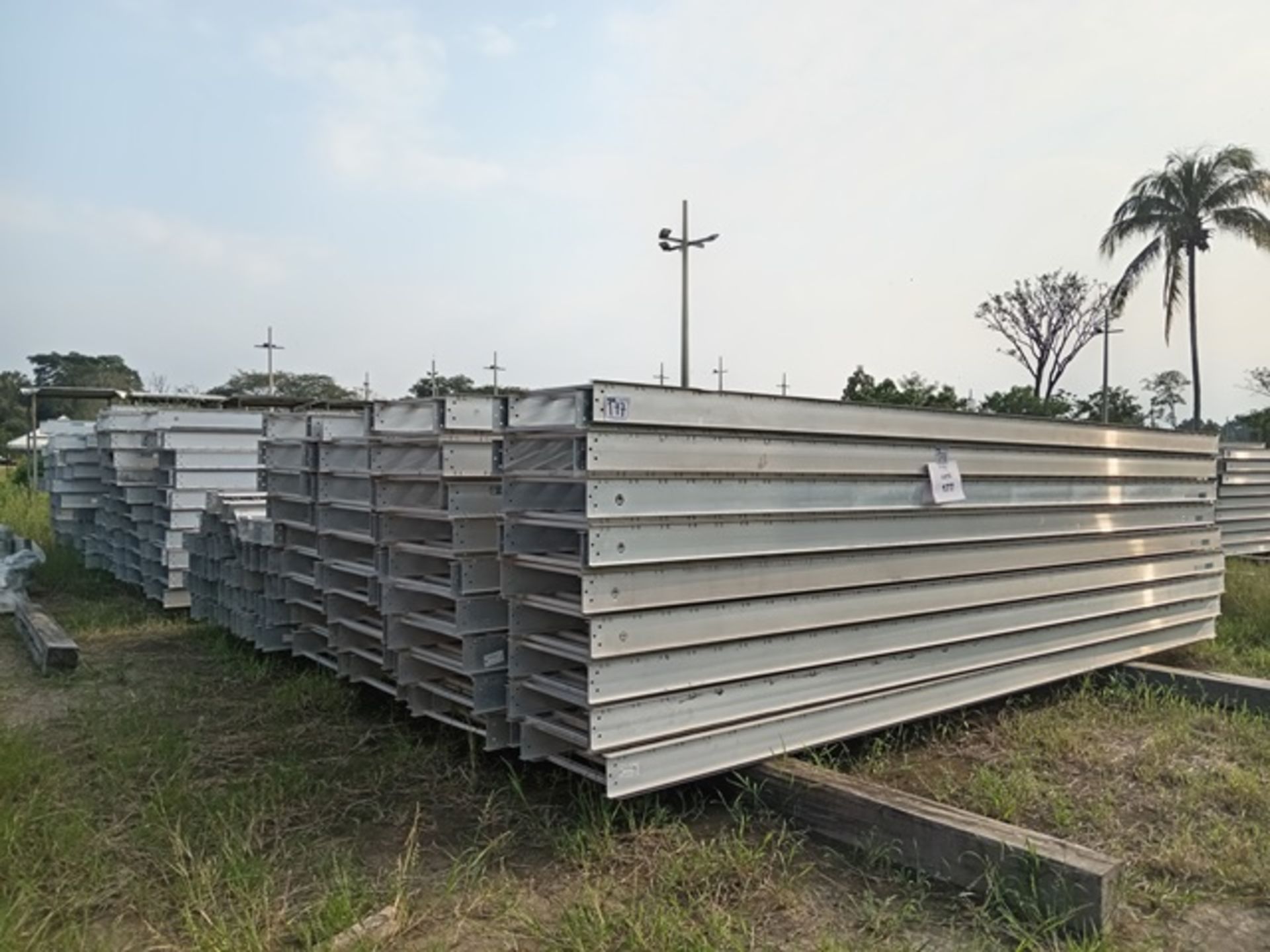 LOT OF APPROXIMATELY (5033) MTS OF STRAIGHT ALUMINUM TRAYS - Image 17 of 18