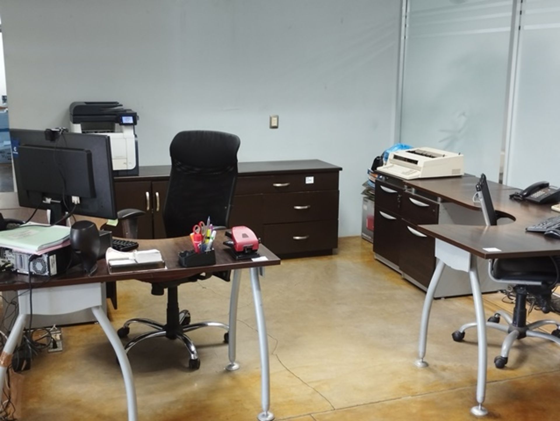 LOT OF OFFICE FURNITURE