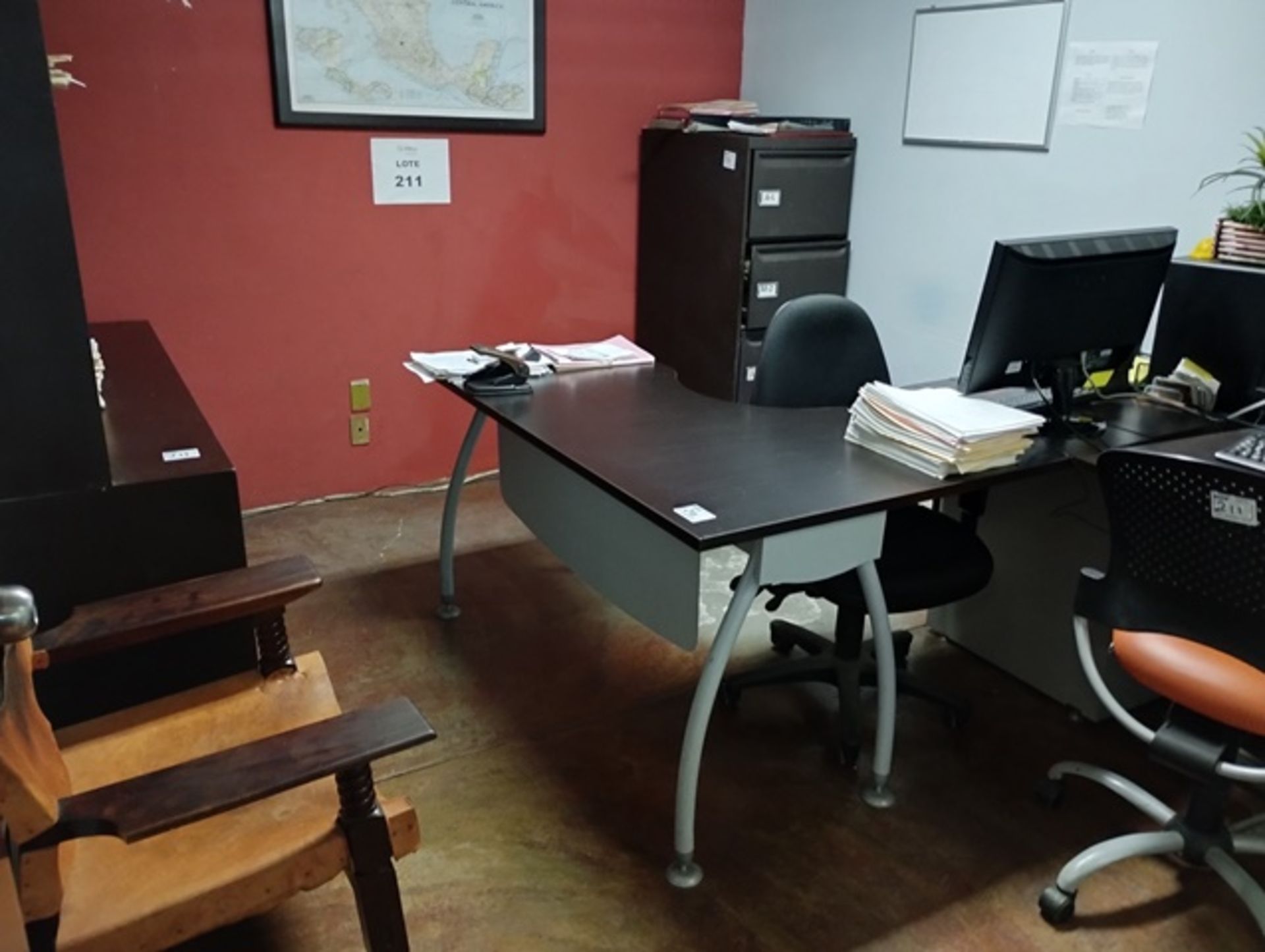 LOT OF OFFICE FURNITURE